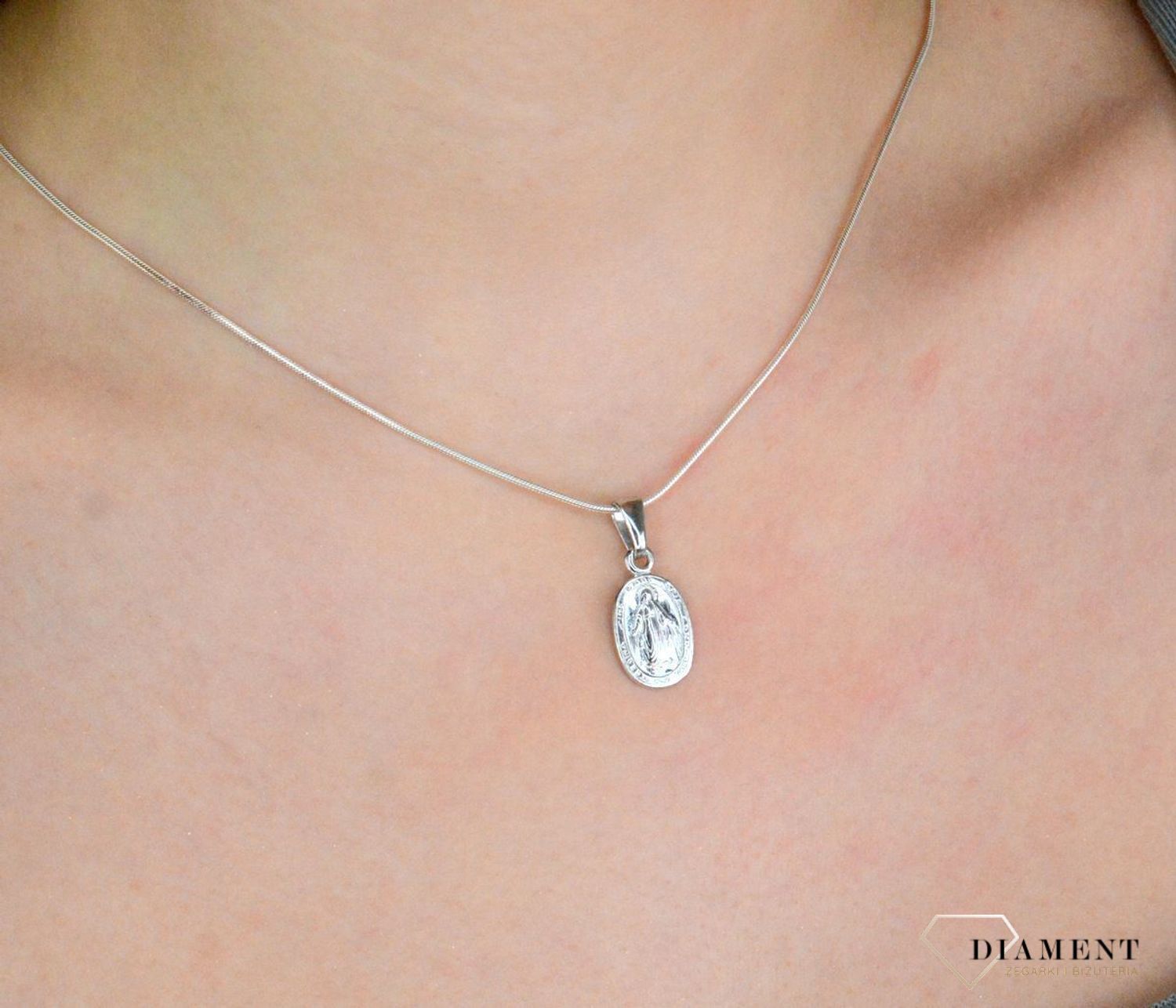 Srebrna zawieszka owalny medalik dwustronny Matka Boska Niepokalana DIA-ZAW-12538-925. Srebrna zawieszka owalny medalik. Srebrna zawieszka z Matką Boską. Zawieszka srebrna medalik. 11.jpg