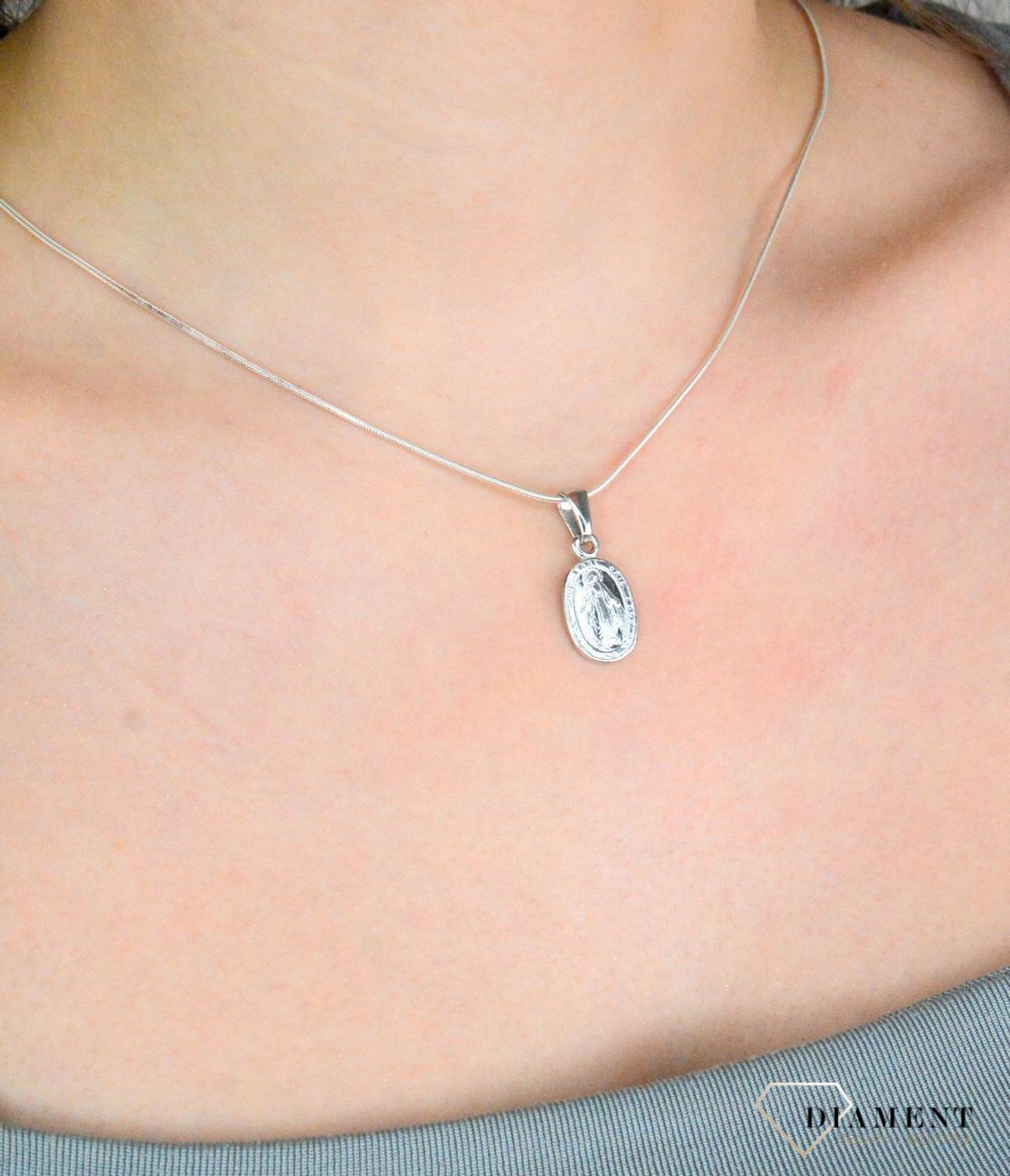 Srebrna zawieszka owalny medalik dwustronny Matka Boska Niepokalana DIA-ZAW-12538-925. Srebrna zawieszka owalny medalik. Srebrna zawieszka z Matką Boską. Zawieszka srebrna medalik. 11.jpg