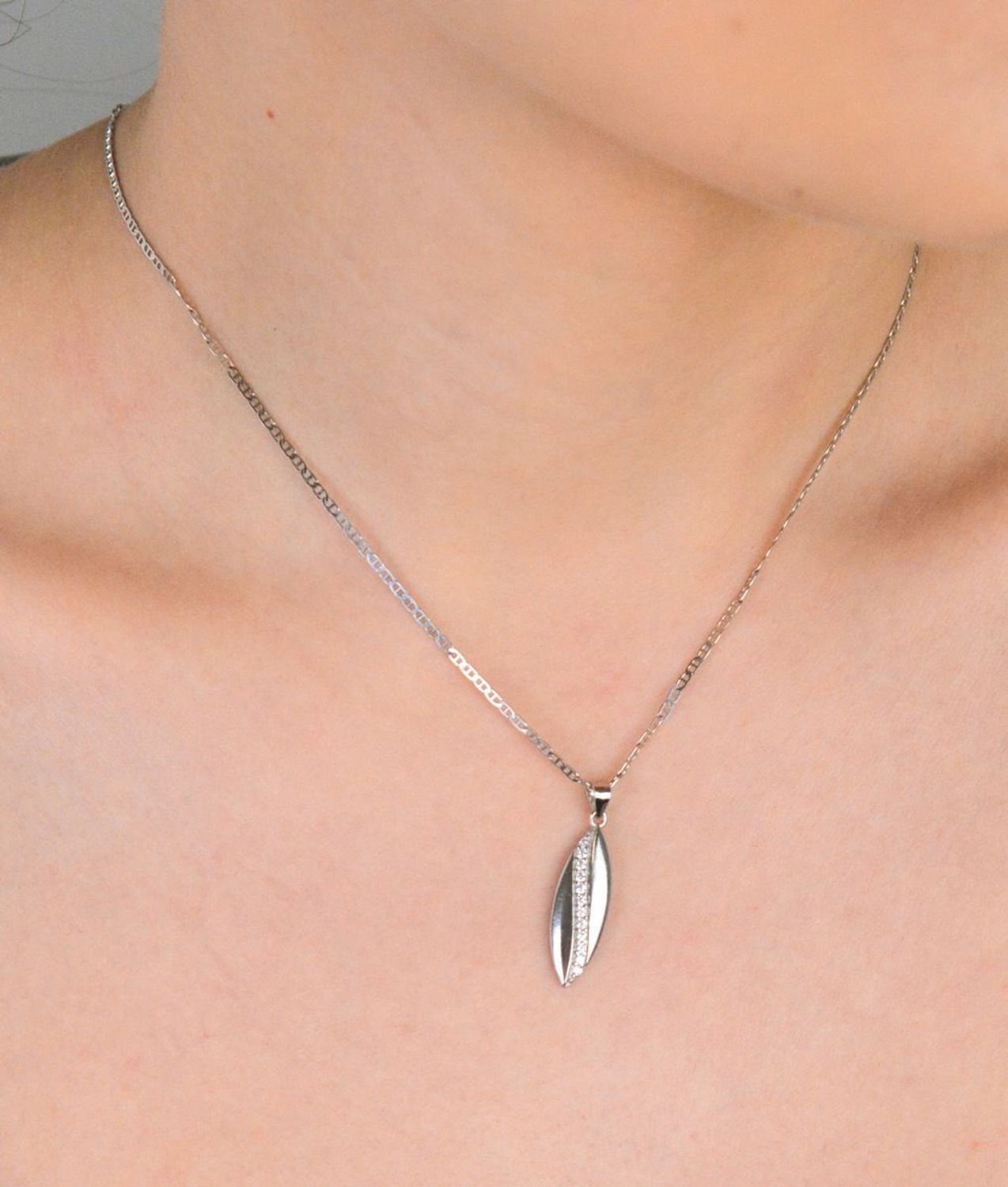 Zawieszka srebrna podłużna z cyrkoniami próba 925, DIA-ZAW-12543-925 Szukasz subtelnej, ale eleganckiej ozdoby, która dopełni Twoją stylizację Zawieszka srebrna podłużna z cyrkoniami 1.jpg