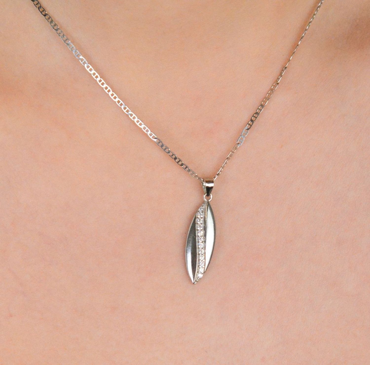 Zawieszka srebrna podłużna z cyrkoniami próba 925, DIA-ZAW-12543-925 Szukasz subtelnej, ale eleganckiej ozdoby, która dopełni Twoją stylizację Zawieszka srebrna podłużna z cyrkoniami 1.jpg