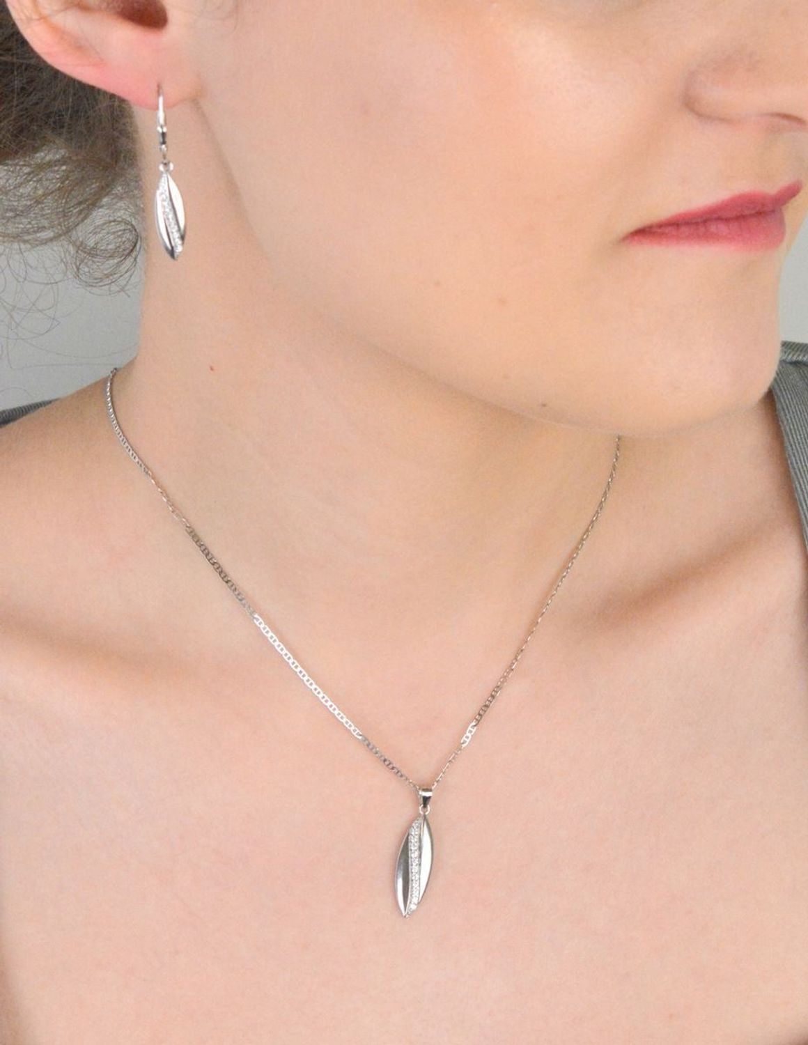 Zawieszka srebrna podłużna z cyrkoniami próba 925, DIA-ZAW-12543-925 Szukasz subtelnej, ale eleganckiej ozdoby, która dopełni Twoją stylizację Zawieszka srebrna podłużna z cyrkoniami 1.jpg