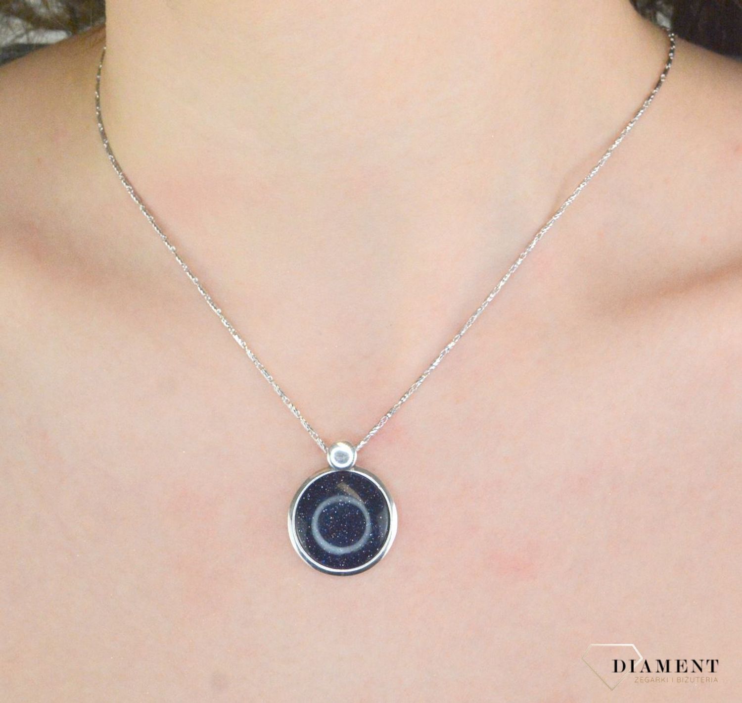 Zawieszka srebrna okrągła noc kairu pr 925, DIA-ZAW-12593-925 Srebrna okrągła zawieszka została wykonana z najwyższej jakości srebra próby 925. Zawieszka w okrągłym kształcie ozdobiona 1.jpg