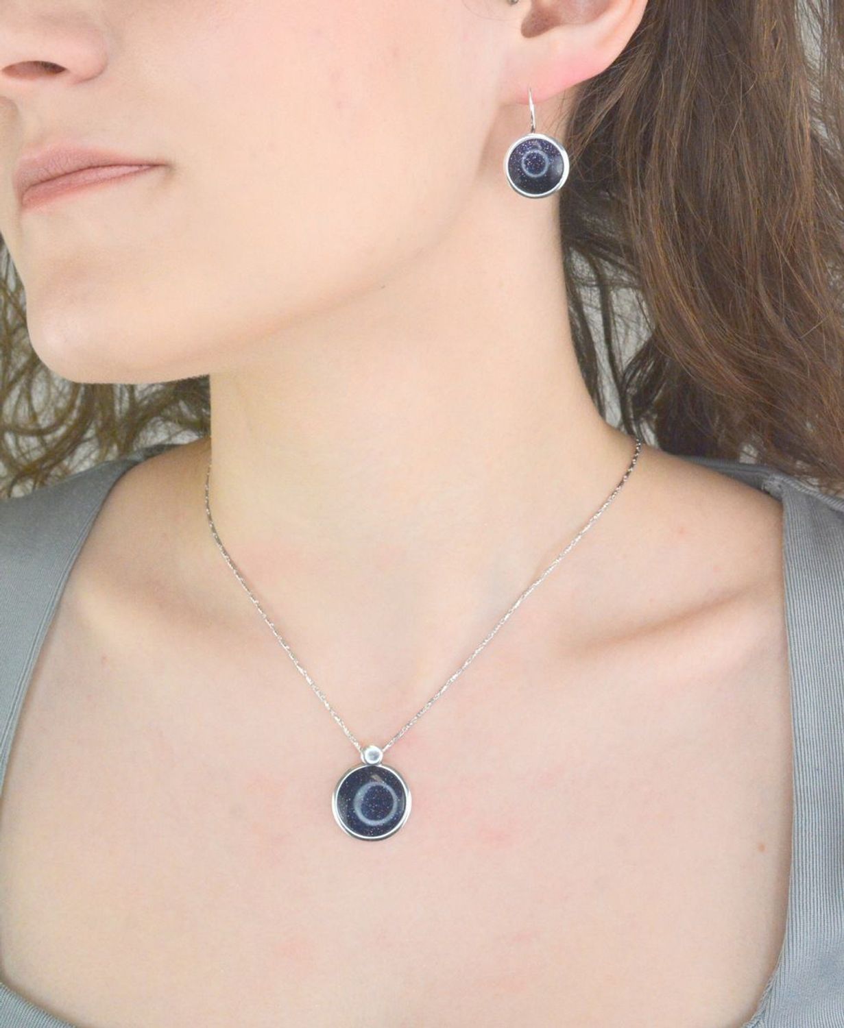 Zawieszka srebrna okrągła noc kairu pr 925, DIA-ZAW-12593-925 Srebrna okrągła zawieszka została wykonana z najwyższej jakości srebra próby 925. Zawieszka w okrągłym kształcie ozdobiona 1.jpg