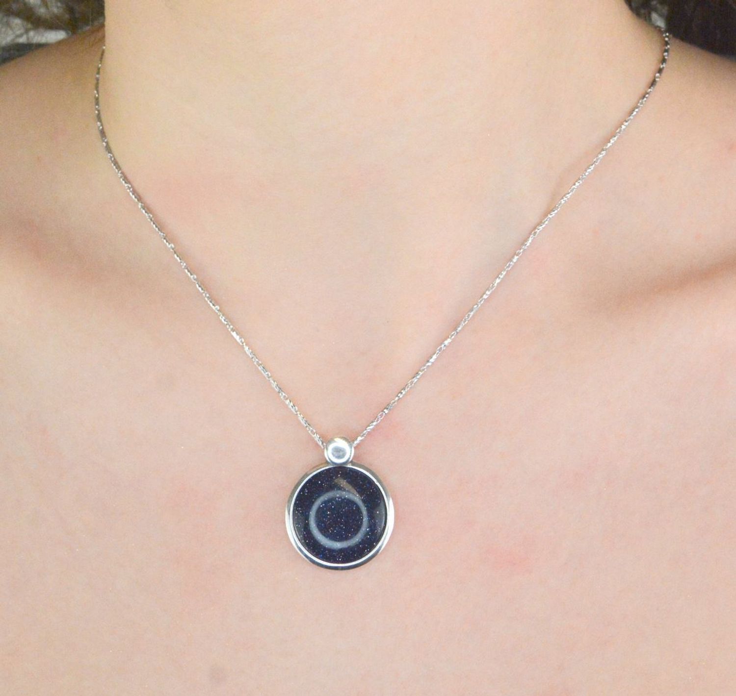 Zawieszka srebrna okrągła noc kairu pr 925, DIA-ZAW-12593-925 Srebrna okrągła zawieszka została wykonana z najwyższej jakości srebra próby 925. Zawieszka w okrągłym kształcie ozdobiona 1.jpg