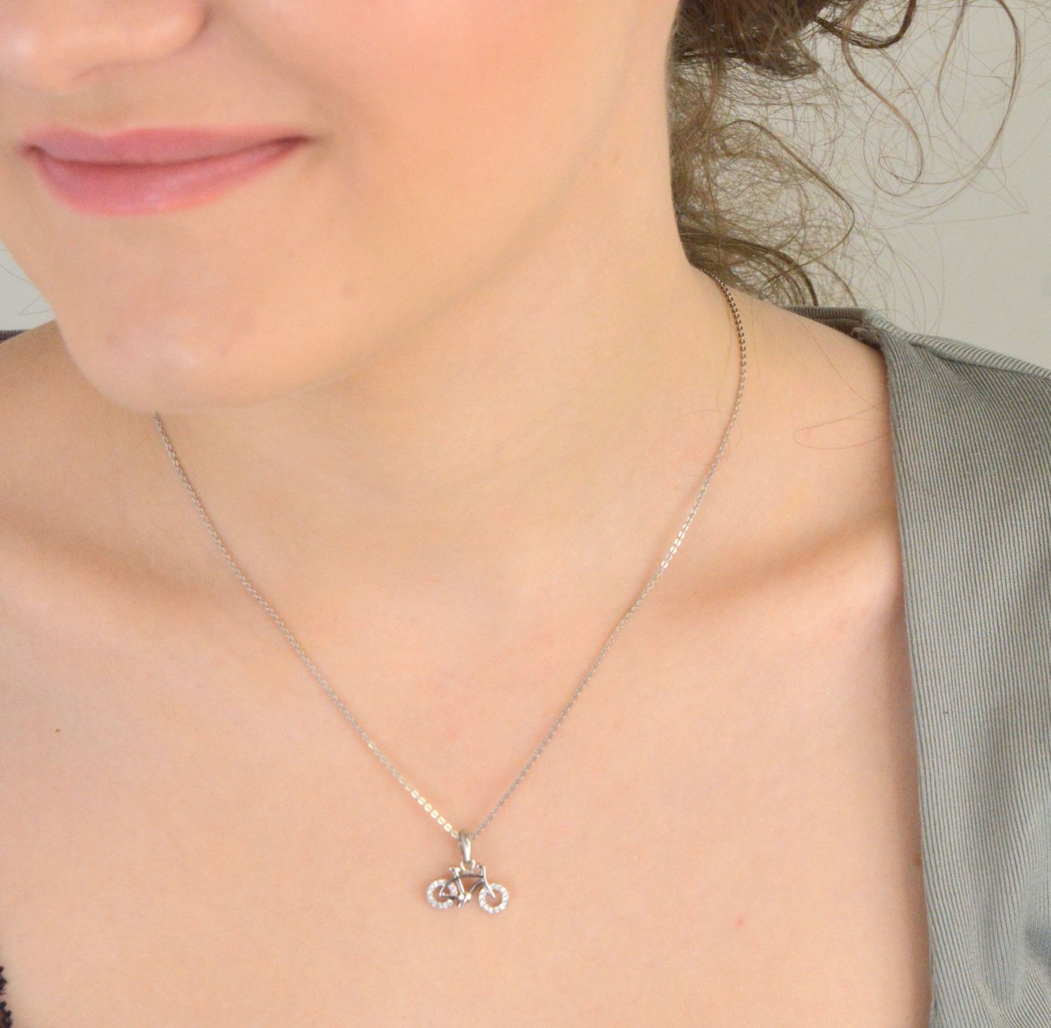 Srebrna zawieszka próba 925 Rower ozdobiony cyrkonią DIA-ZAW-12595-925. Srebrna zawieszka została wykonana z najwyższej jakości srebra próby 925. Zawieszka idealnie się sprawdzi jako pomysł 1.jpg