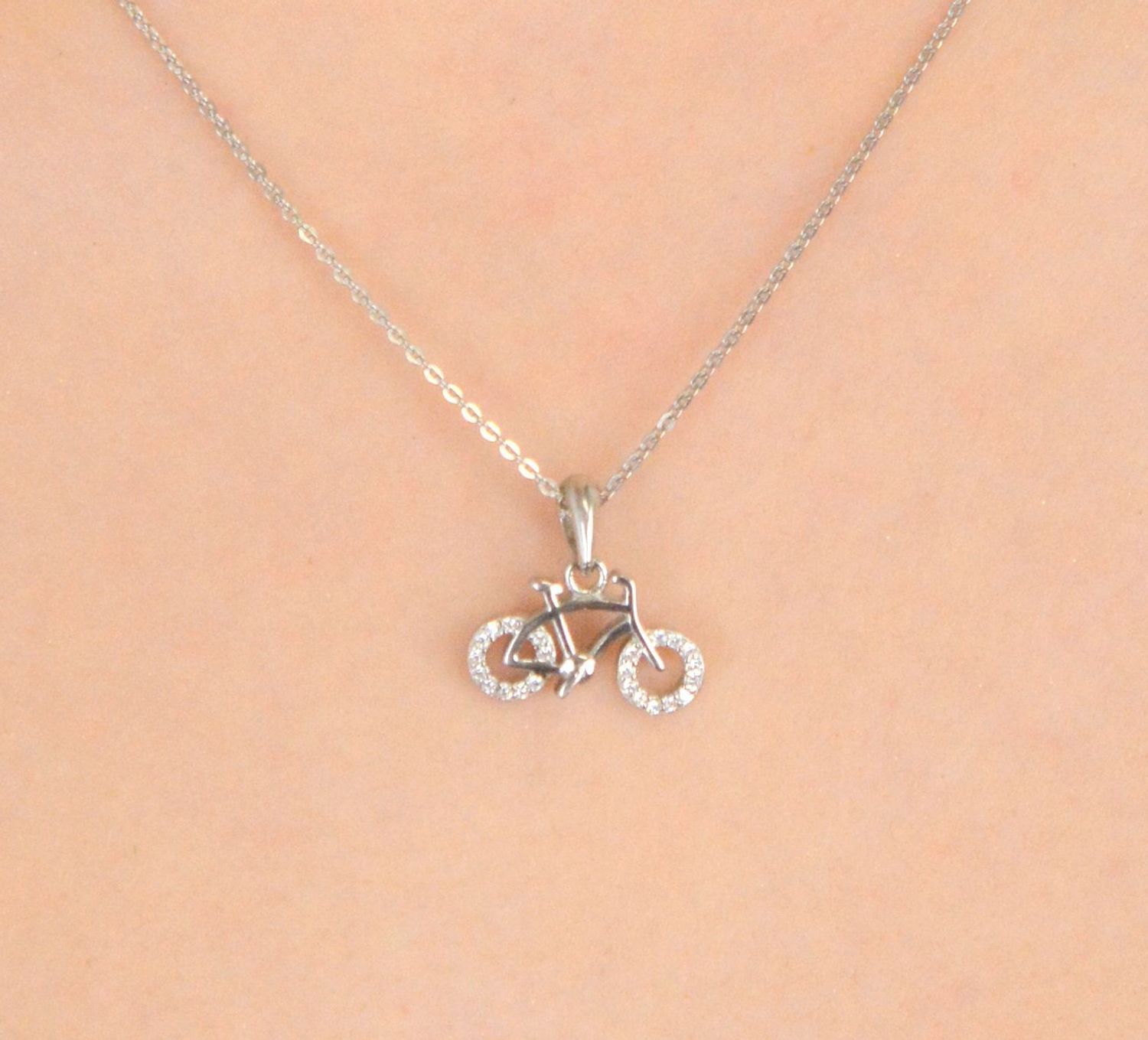 Srebrna zawieszka próba 925 Rower ozdobiony cyrkonią DIA-ZAW-12595-925. Srebrna zawieszka została wykonana z najwyższej jakości srebra próby 925. Zawieszka idealnie się sprawdzi jako pomysł 1.jpg