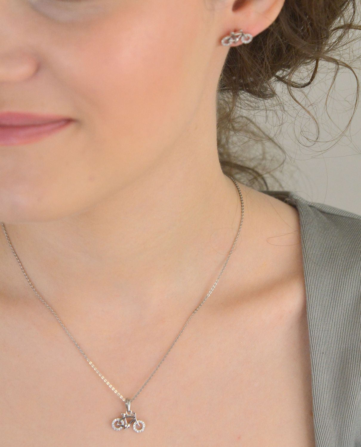 Srebrna zawieszka próba 925 Rower ozdobiony cyrkonią DIA-ZAW-12595-925. Srebrna zawieszka została wykonana z najwyższej jakości srebra próby 925. Zawieszka idealnie się sprawdzi jako pomysł 1.jpg