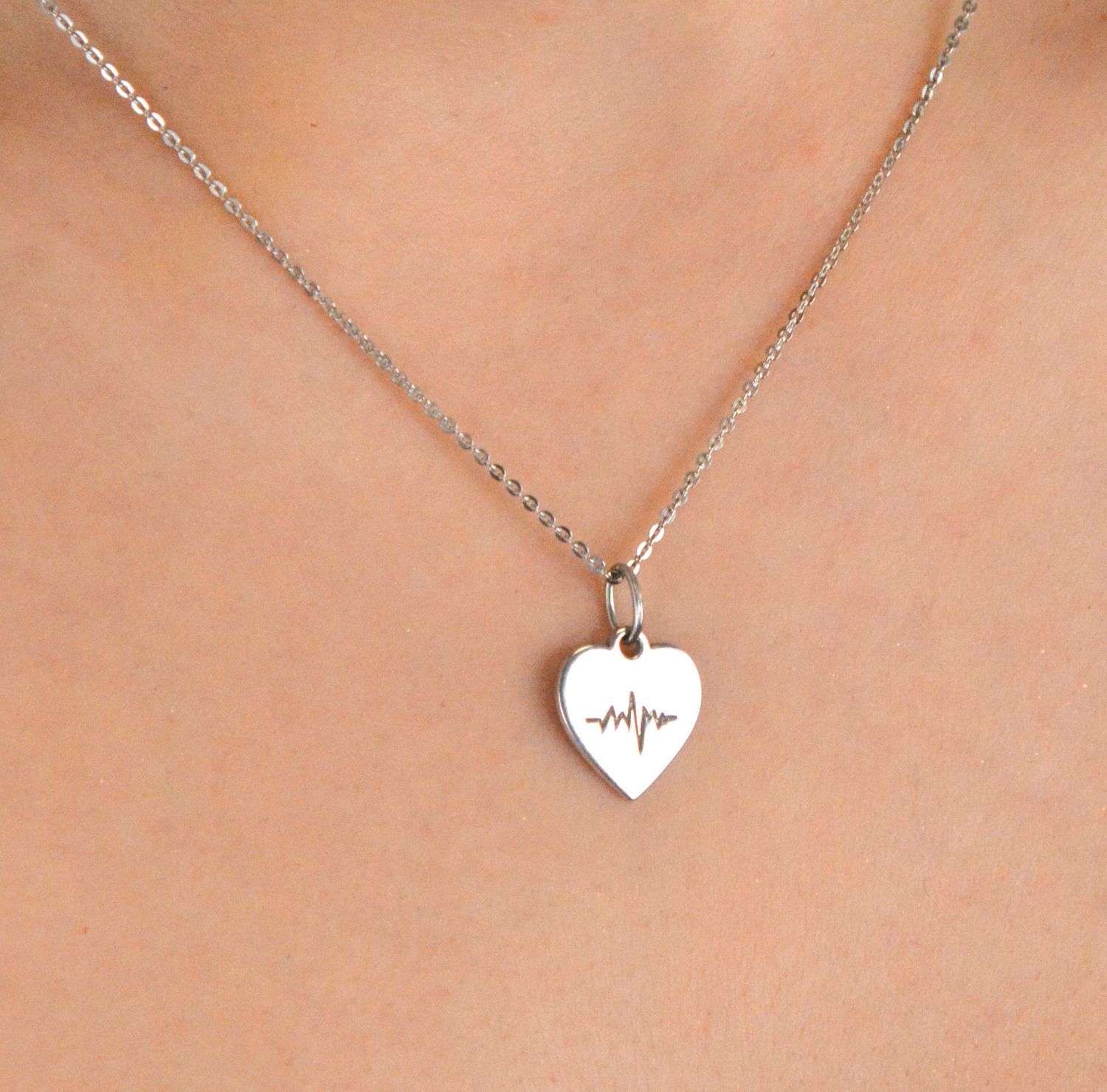 Srebrna zawieszka gładka blaszka serce z linią życia próba 925, DIA-ZAW-12597-925. Srebrna zawieszka w kształcie serca została wykonana z najwyższej jakości srebra próby 925.1.jpg