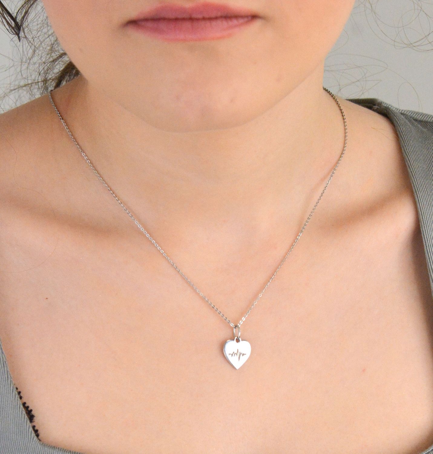 Srebrna zawieszka gładka blaszka serce z linią życia próba 925, DIA-ZAW-12597-925. Srebrna zawieszka w kształcie serca została wykonana z najwyższej jakości srebra próby 925.1.jpg