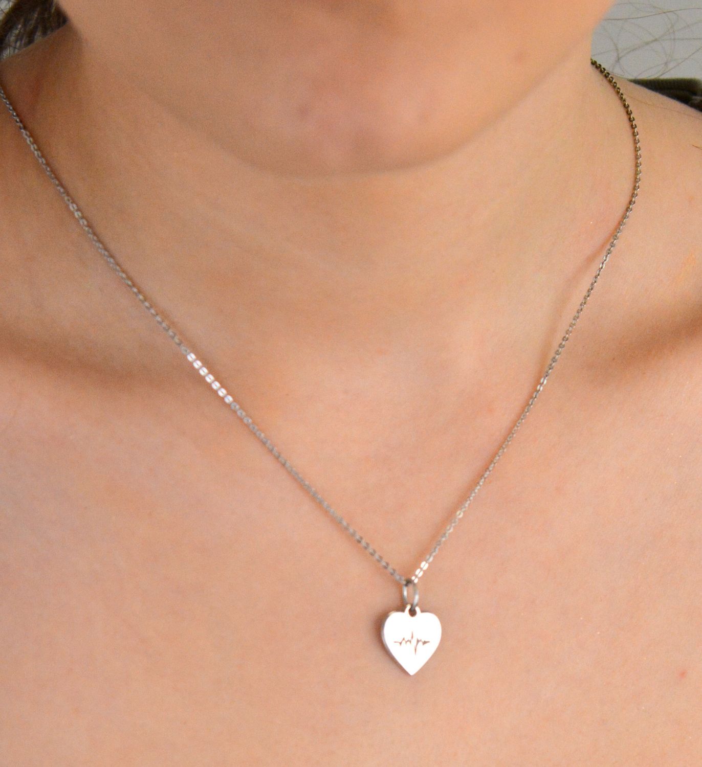 Srebrna zawieszka gładka blaszka serce z linią życia próba 925, DIA-ZAW-12597-925. Srebrna zawieszka w kształcie serca została wykonana z najwyższej jakości srebra próby 925.1.jpg