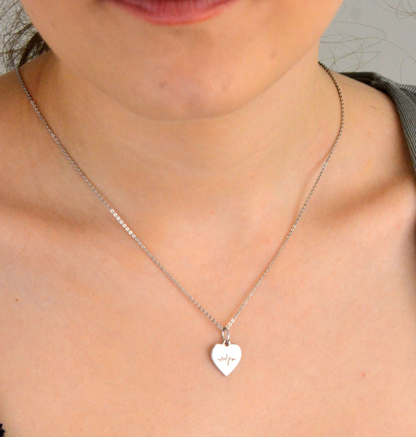 Srebrna zawieszka gładka blaszka serce z linią życia próba 925, DIA-ZAW-12597-925. Srebrna zawieszka w kształcie serca została wykonana z najwyższej jakości srebra próby 925.1.jpg