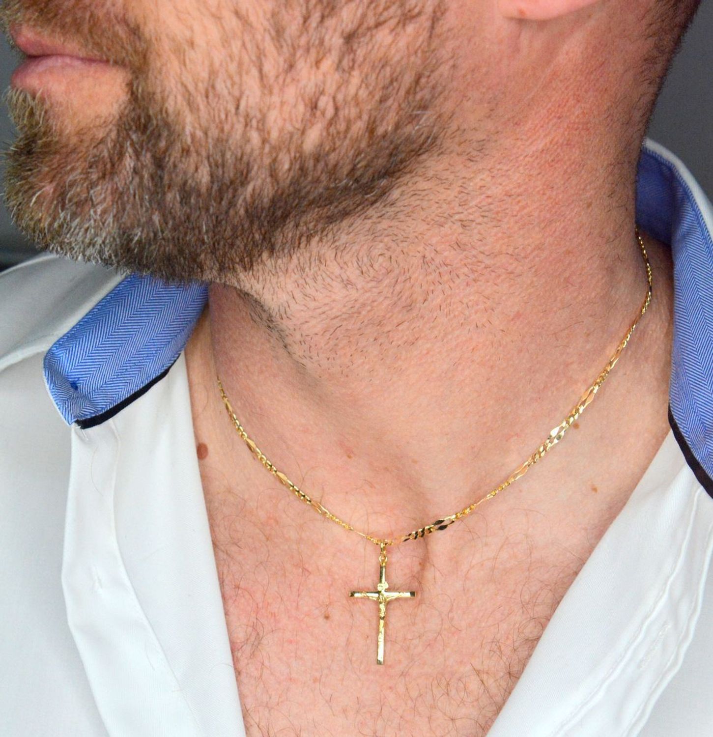 Zawieszka złota krzyż z wizerunkiem Jezusa próba 585, DIA-ZAW-12611-585 Złoty wisiorek krzyżyk, wykonany z żółtego złota. Biżuteria sakralna. Wisiorek wykonany z największą starannością i dbałością o.jpg