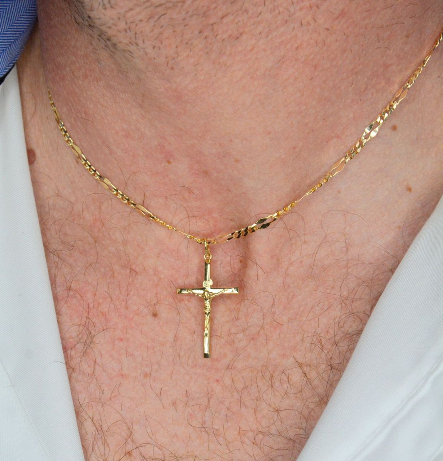 Zawieszka złota krzyż z wizerunkiem Jezusa próba 585, DIA-ZAW-12611-585 Złoty wisiorek krzyżyk, wykonany z żółtego złota. Biżuteria sakralna. Wisiorek wykonany z największą starannością i dbałością o.jpg