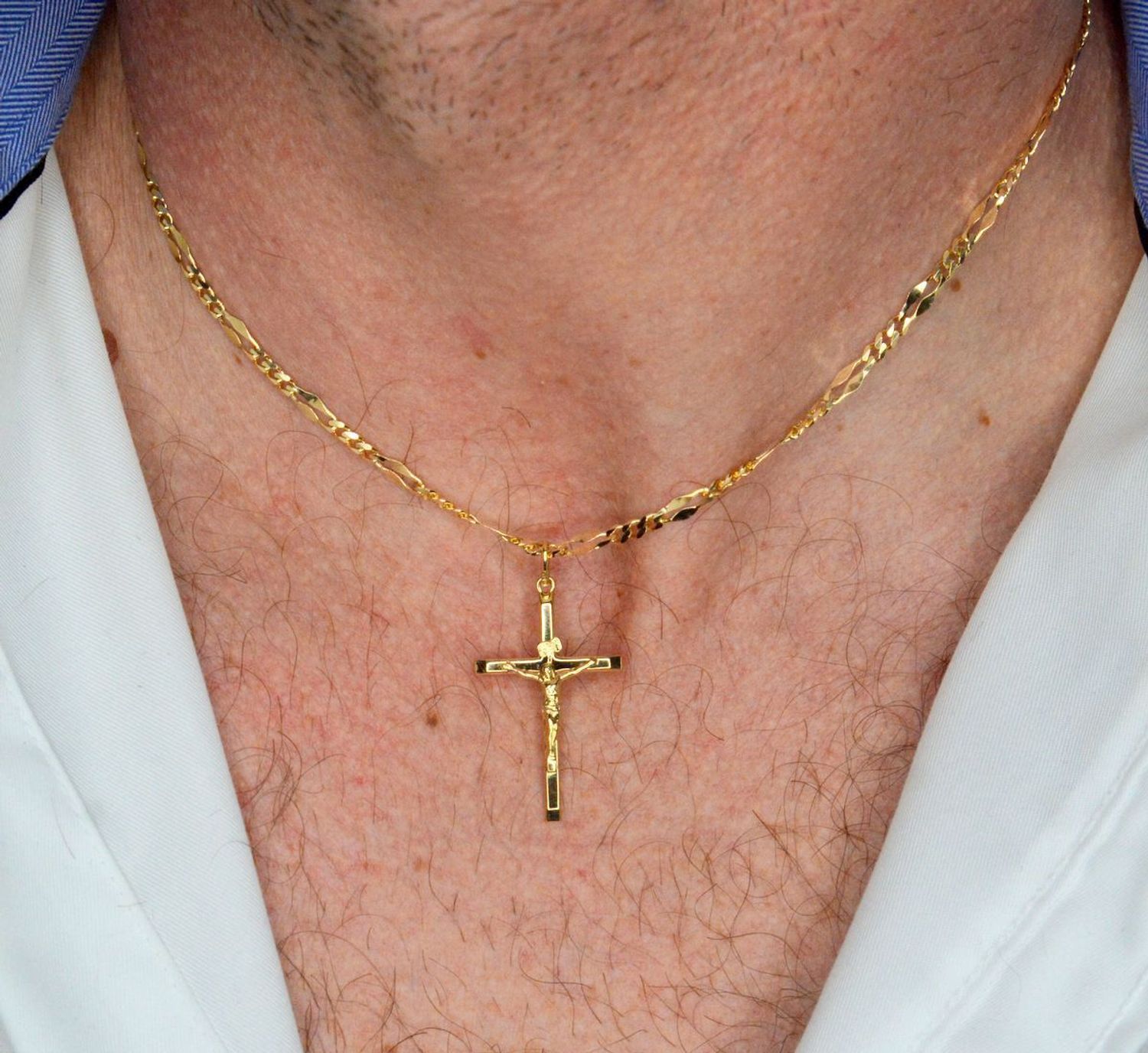 Zawieszka złota krzyż z wizerunkiem Jezusa próba 585, DIA-ZAW-12611-585 Złoty wisiorek krzyżyk, wykonany z żółtego złota. Biżuteria sakralna. Wisiorek wykonany z największą starannością i dbałością o.jpg