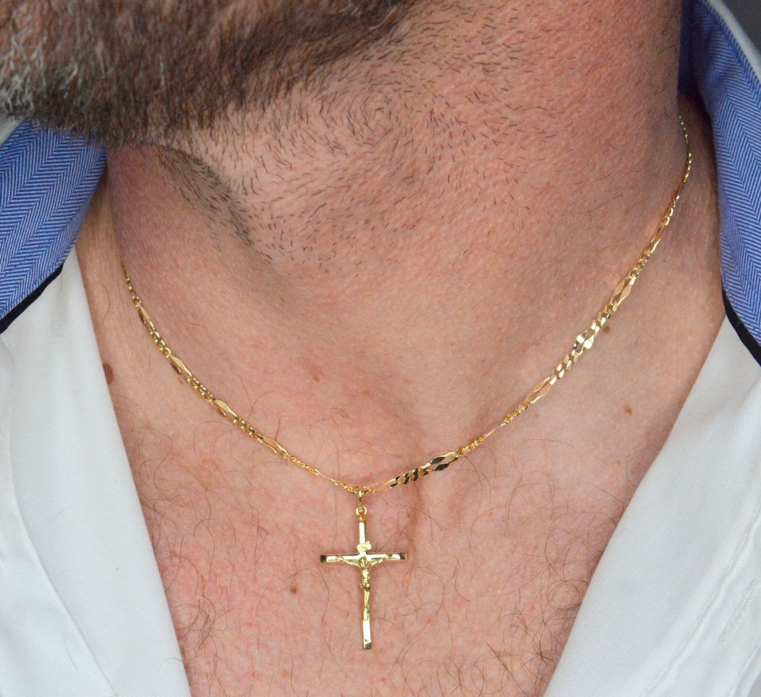 Zawieszka złota krzyż z wizerunkiem Jezusa próba 585, DIA-ZAW-12611-585 Złoty wisiorek krzyżyk, wykonany z żółtego złota. Biżuteria sakralna. Wisiorek wykonany z największą starannością i dbałością o.jpg