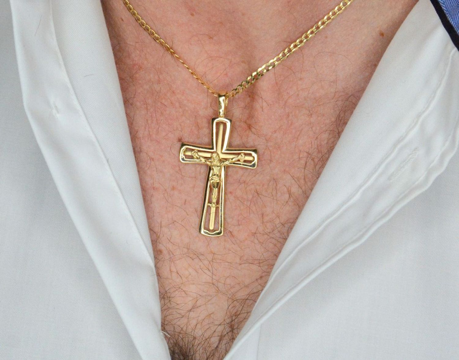 Zawieszka złota krzyż z wizerunkiem Jezusa próba 585, DIA-ZAW-12612-585 Złoty wisiorek krzyżyk, wykonany z żółtego złota. Biżuteria sakralna. Wisiorek wykonany z największą starannością i dbałością o szczegóły..jpg