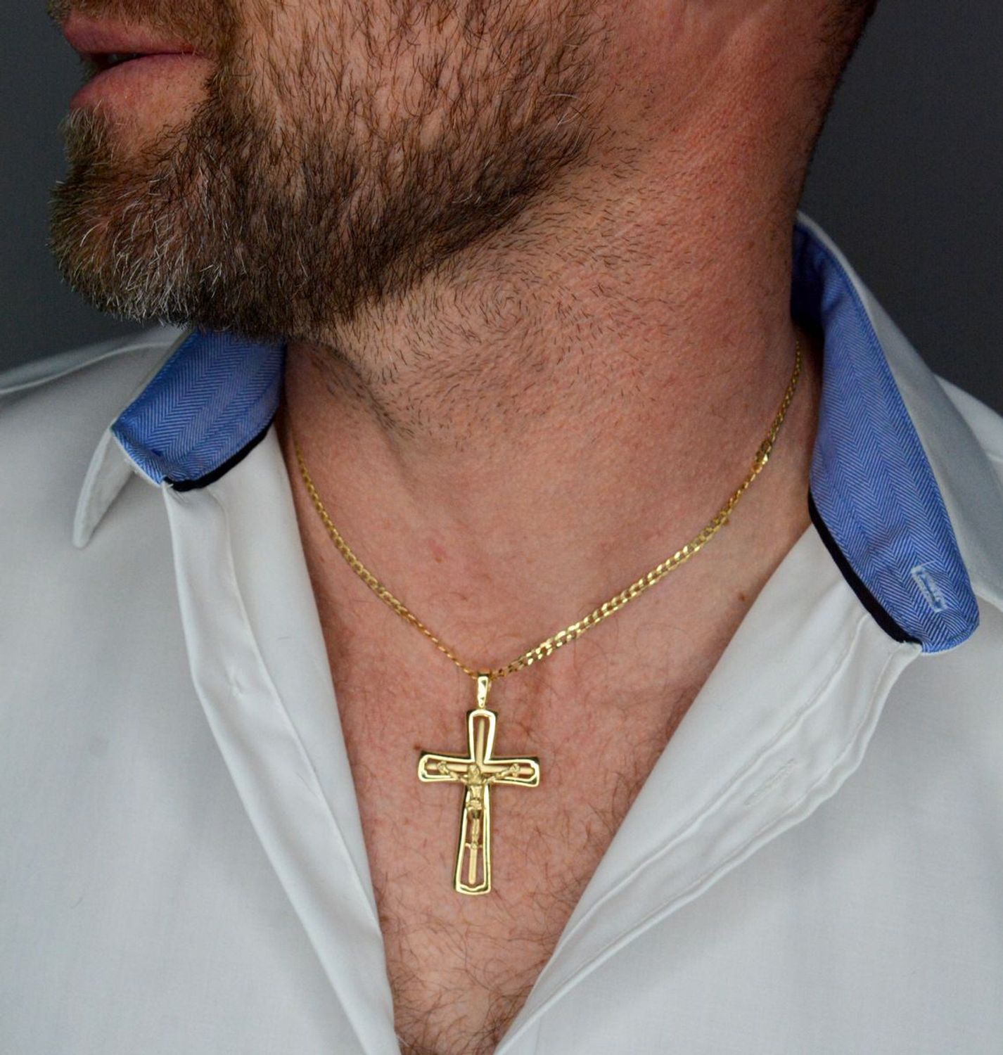 Zawieszka złota krzyż z wizerunkiem Jezusa próba 585, DIA-ZAW-12612-585 Złoty wisiorek krzyżyk, wykonany z żółtego złota. Biżuteria sakralna. Wisiorek wykonany z największą starannością i dbałością o szczegóły..jpg