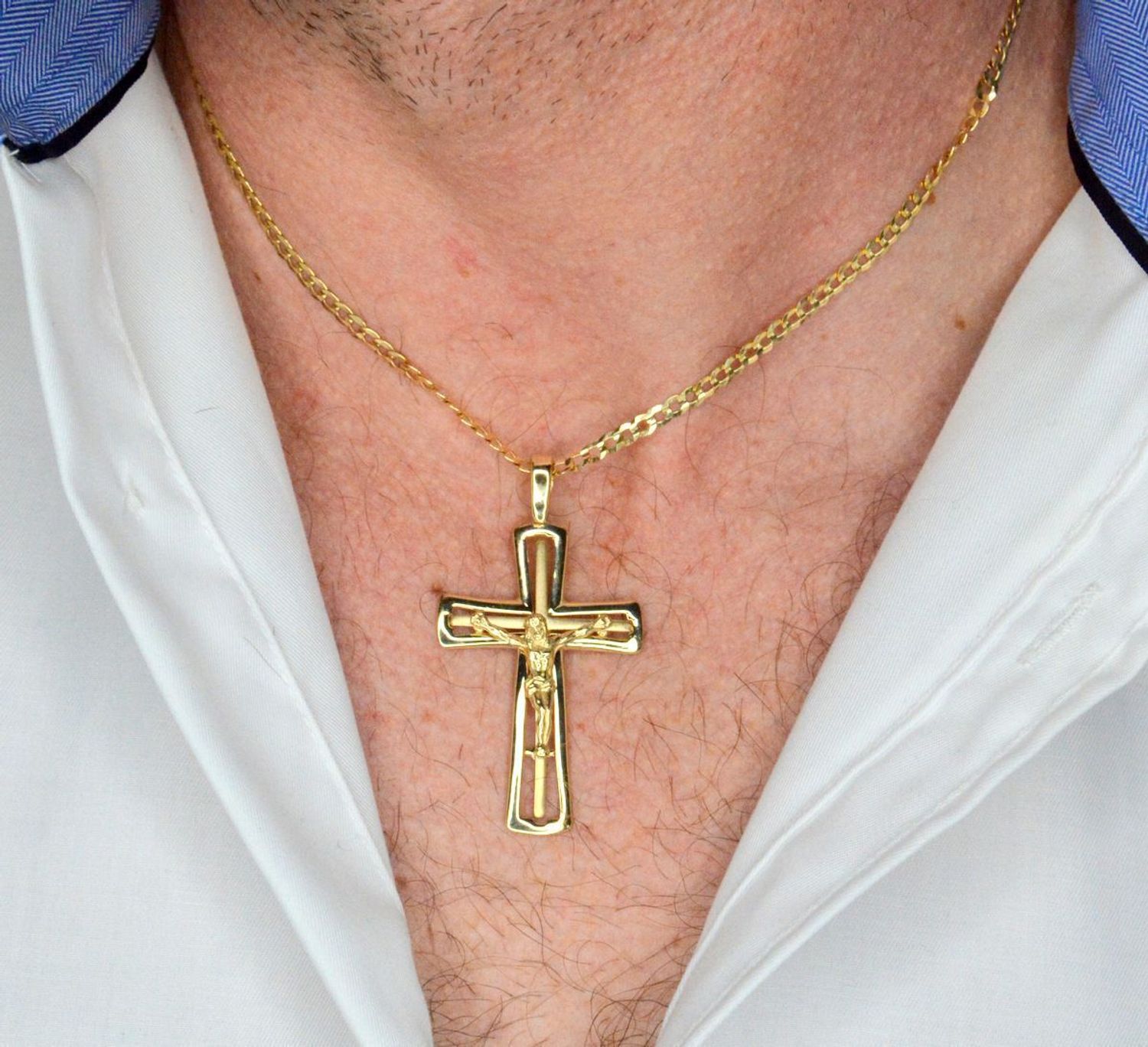 Zawieszka złota krzyż z wizerunkiem Jezusa próba 585, DIA-ZAW-12612-585 Złoty wisiorek krzyżyk, wykonany z żółtego złota. Biżuteria sakralna. Wisiorek wykonany z największą starannością i dbałością o szczegóły..jpg