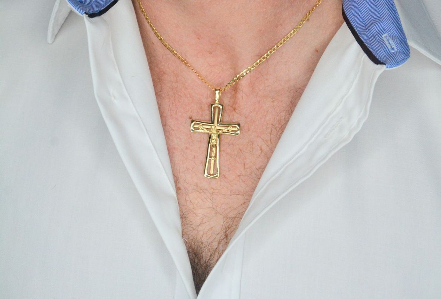 Zawieszka złota krzyż z wizerunkiem Jezusa próba 585, DIA-ZAW-12612-585 Złoty wisiorek krzyżyk, wykonany z żółtego złota. Biżuteria sakralna. Wisiorek wykonany z największą starannością i dbałością o szczegóły..jpg