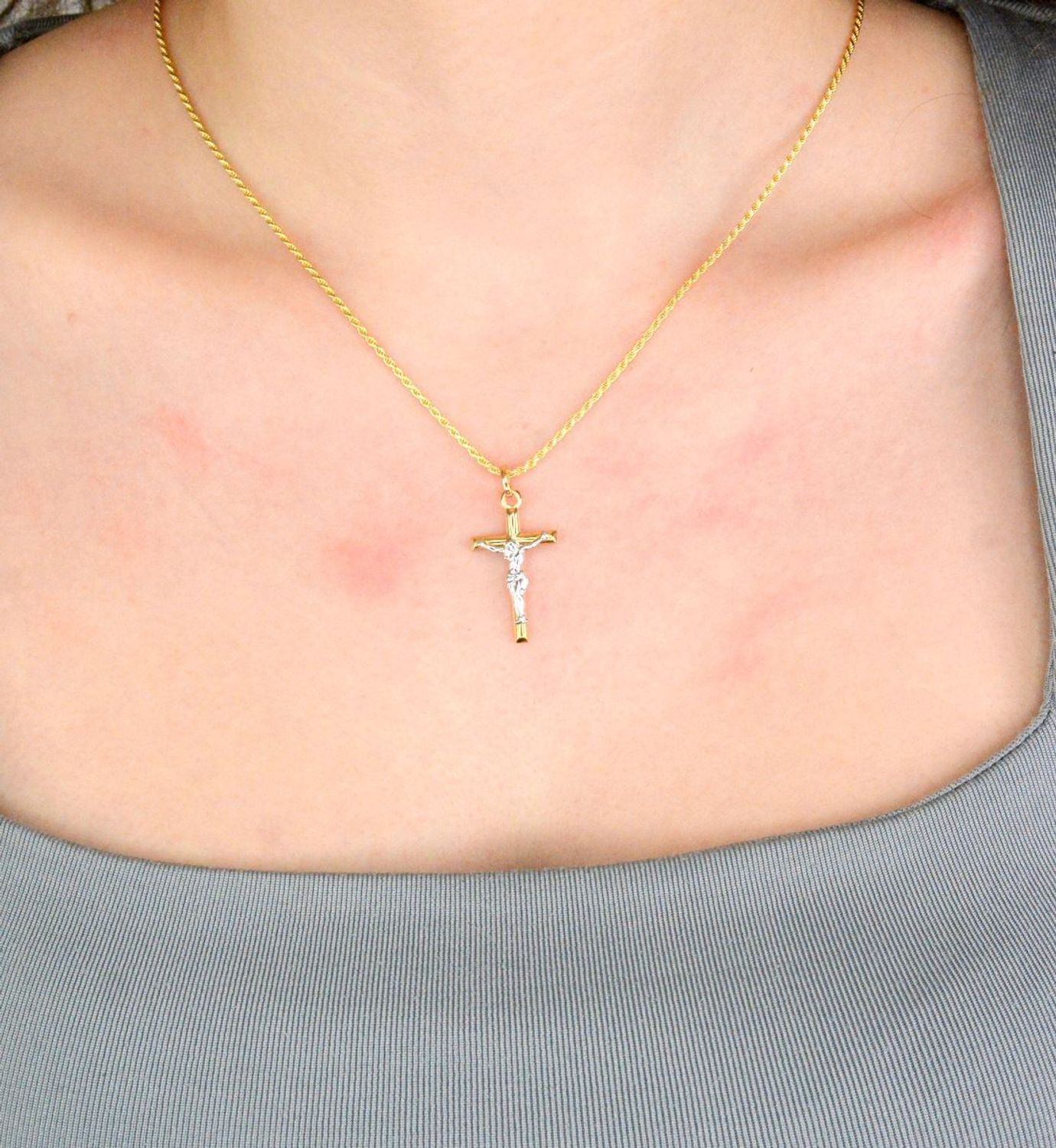 Zawieszka złoty krzyż z wizerunkiem Jezusa próba 585, DIA-ZAW-12615-585 Złoty wisiorek krzyżyk, wykonany z żółtego i białego złota. Biżuteria sakralna. Wisiorek wykonany z największą starannością i dbałością o szczegóły..jpg