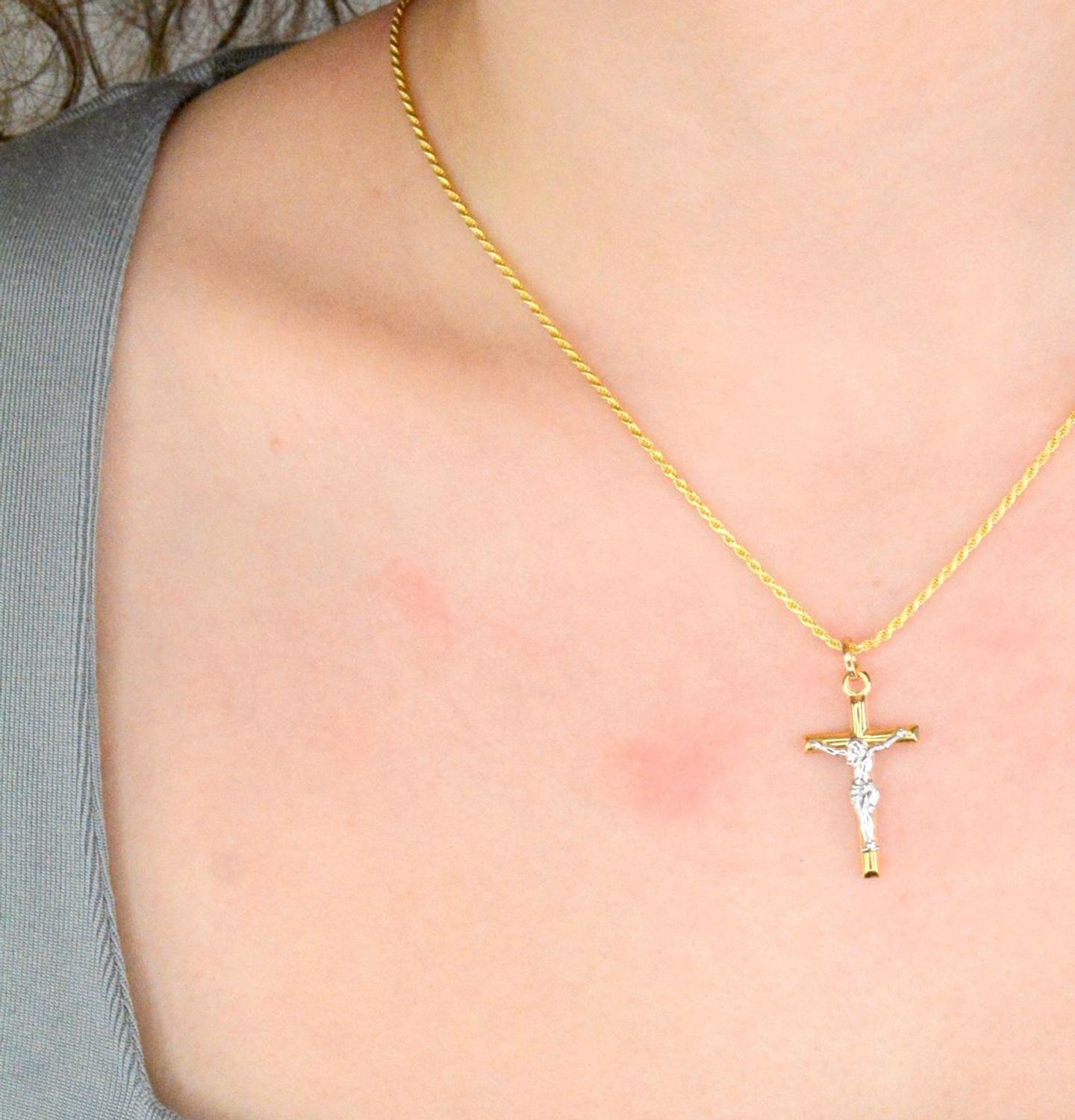 Zawieszka złoty krzyż z wizerunkiem Jezusa próba 585, DIA-ZAW-12615-585 Złoty wisiorek krzyżyk, wykonany z żółtego i białego złota. Biżuteria sakralna. Wisiorek wykonany z największą starannością i dbałością o szczegóły..jpg