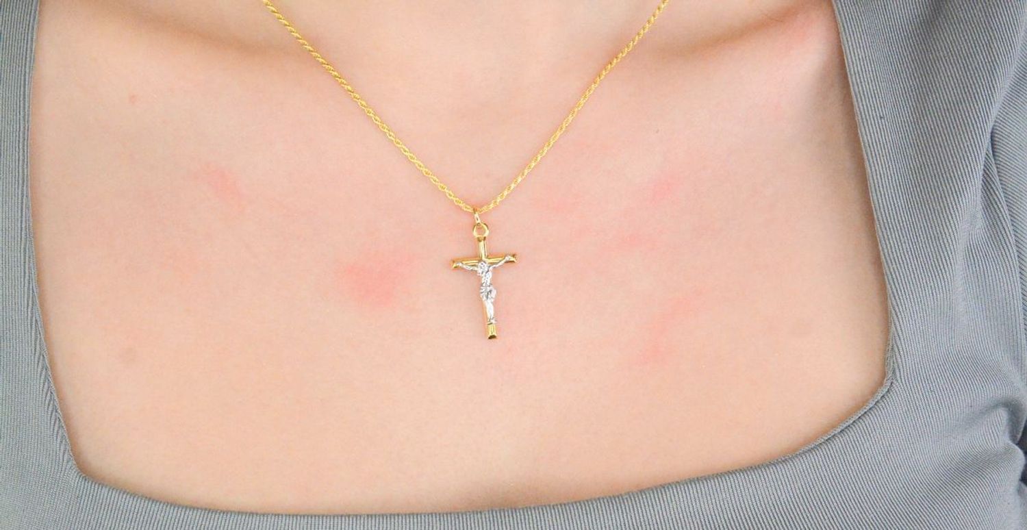 Zawieszka złoty krzyż z wizerunkiem Jezusa próba 585, DIA-ZAW-12615-585 Złoty wisiorek krzyżyk, wykonany z żółtego i białego złota. Biżuteria sakralna. Wisiorek wykonany z największą starannością i dbałością o szczegóły..jpg