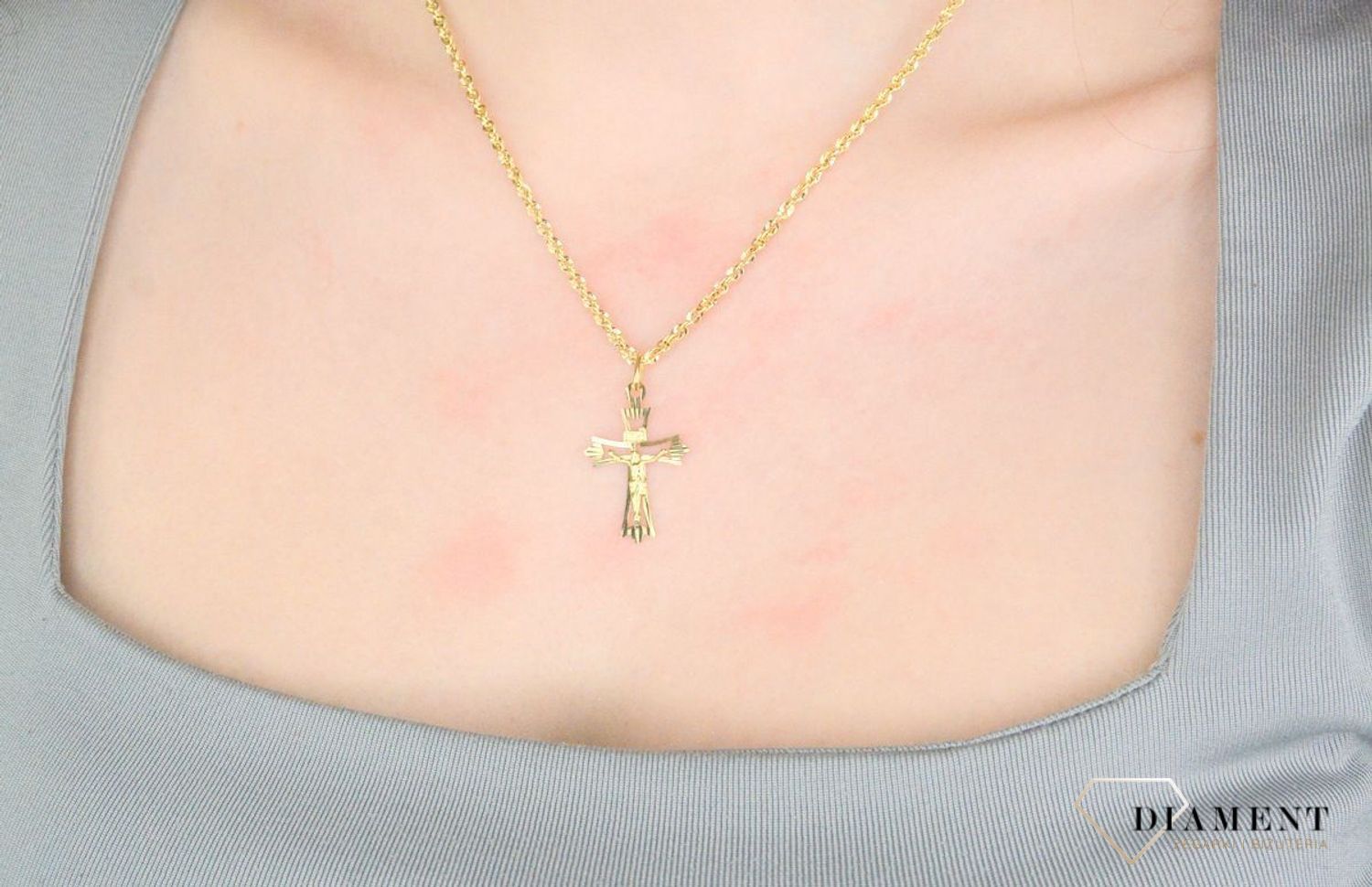 Zawieszka złota krzyż z wizerunkiem Jezusa próba 585, DIA-ZAW-12617-585. Złoty wisiorek krzyżyk, wykonany z żółtego złota. Biżuteria sakralna. Wisiorek wykonany z największą starannością 1.jpg