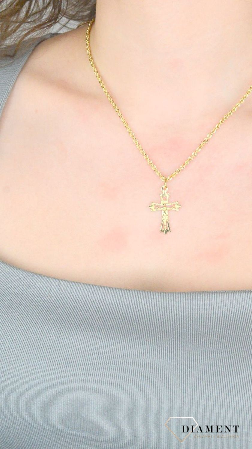 Zawieszka złota krzyż z wizerunkiem Jezusa próba 585, DIA-ZAW-12617-585. Złoty wisiorek krzyżyk, wykonany z żółtego złota. Biżuteria sakralna. Wisiorek wykonany z największą starannością 1.jpg