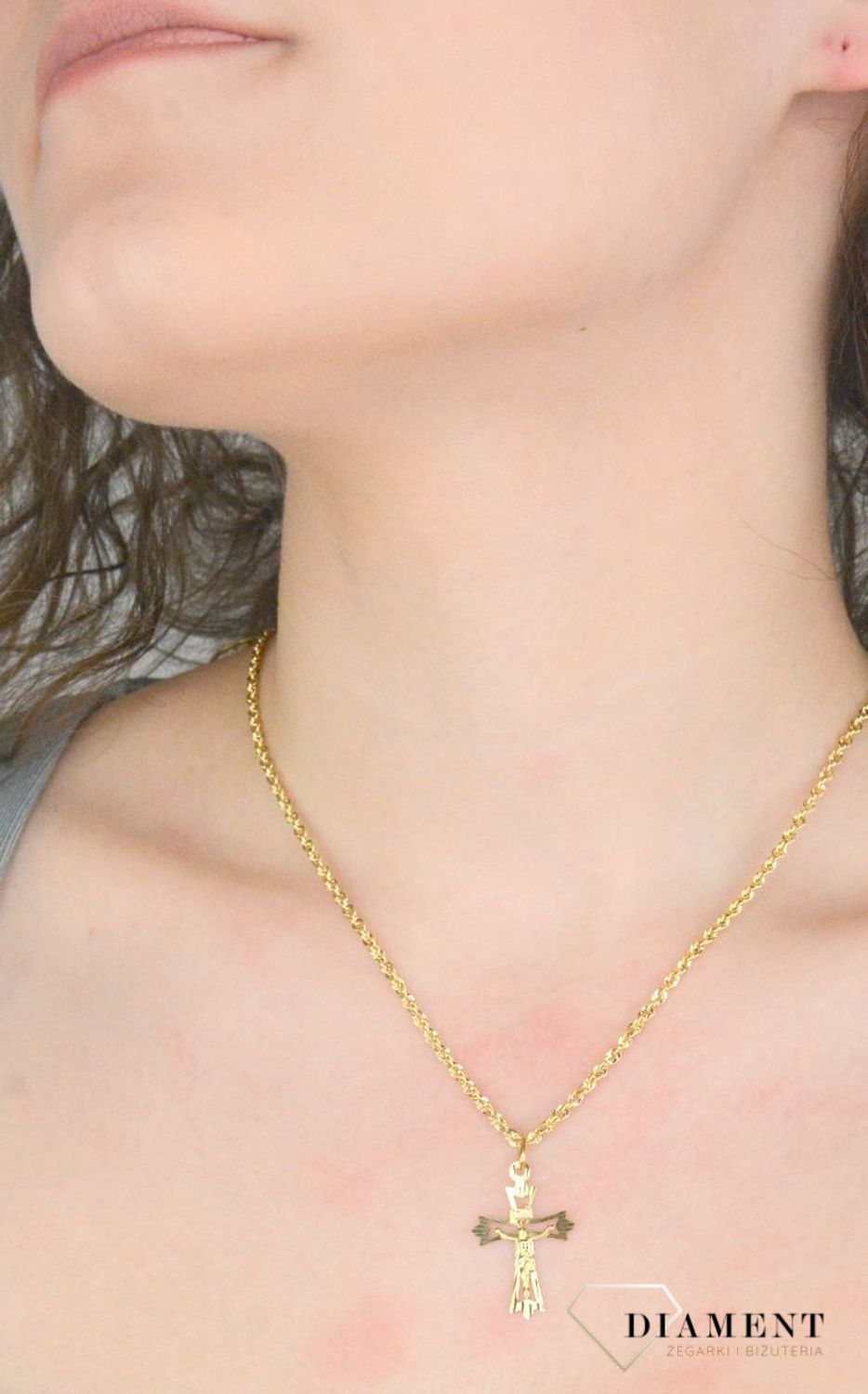 Zawieszka złota krzyż z wizerunkiem Jezusa próba 585, DIA-ZAW-12617-585. Złoty wisiorek krzyżyk, wykonany z żółtego złota. Biżuteria sakralna. Wisiorek wykonany z największą starannością 1.jpg