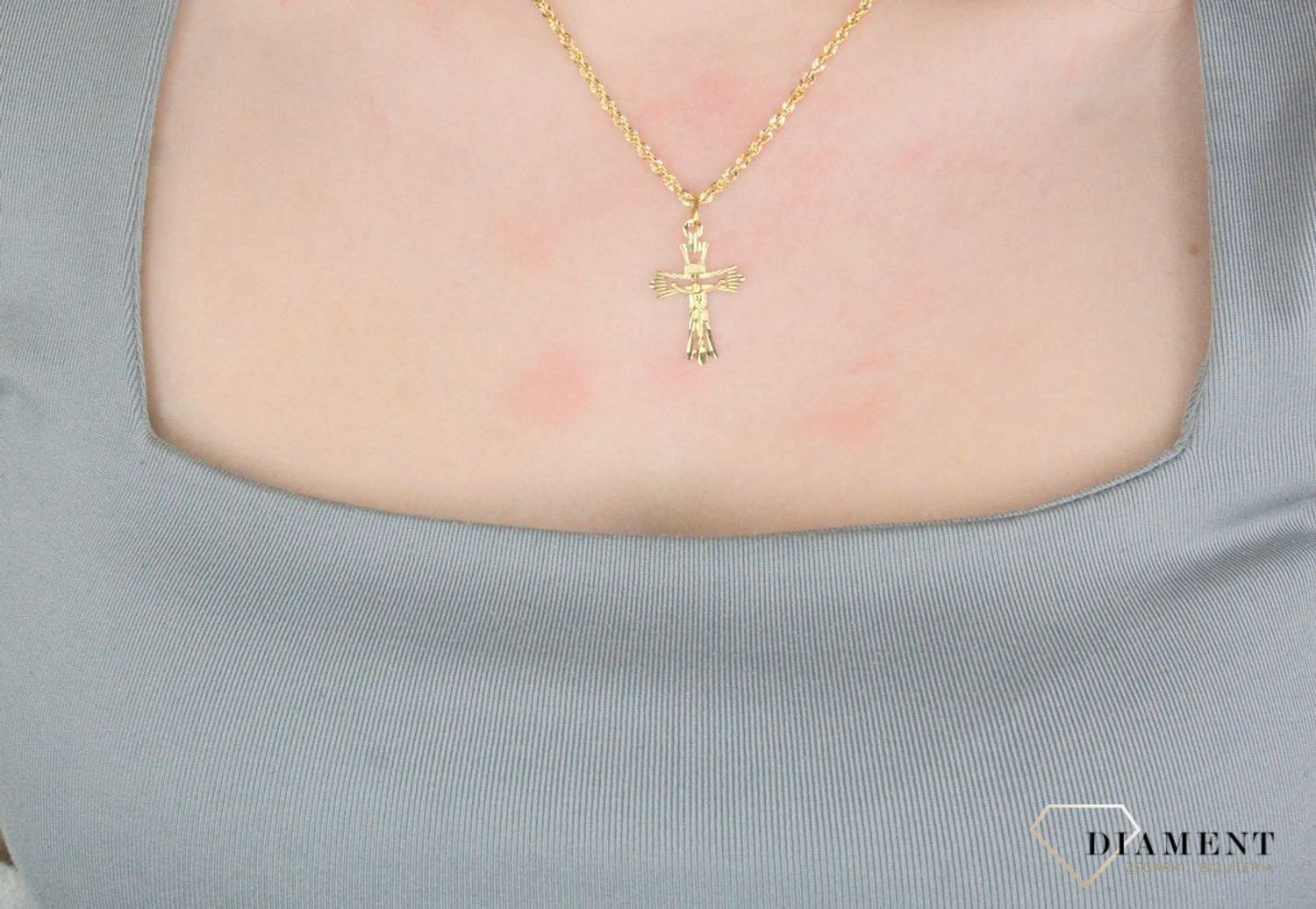 Zawieszka złota krzyż z wizerunkiem Jezusa próba 585, DIA-ZAW-12617-585. Złoty wisiorek krzyżyk, wykonany z żółtego złota. Biżuteria sakralna. Wisiorek wykonany z największą starannością 1.jpg