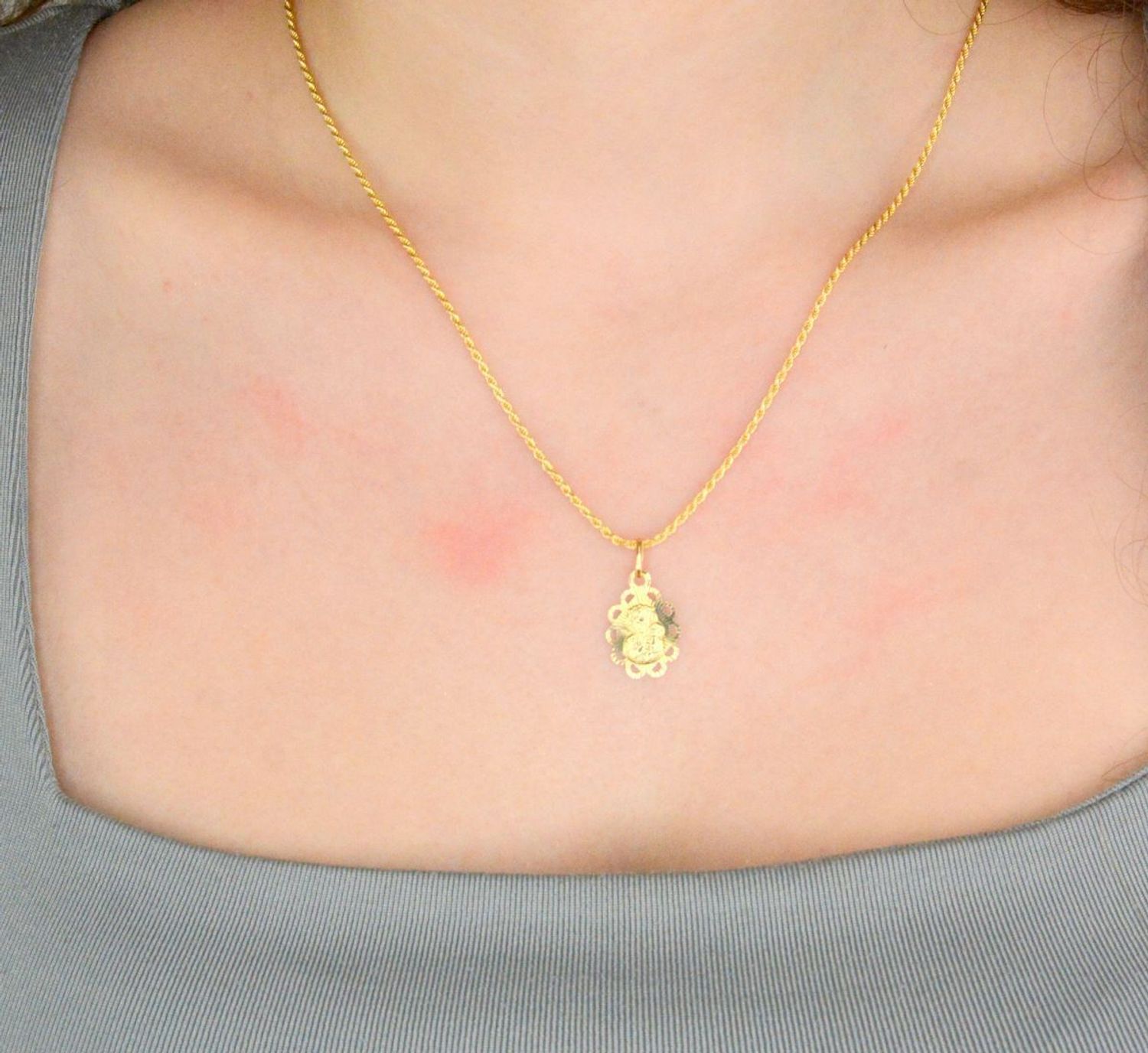 Zawieszka złota medalik próba 585, DIA-ZAW-12619-585  Złoty wisiorek medalik, wykonany z żółtego złota. Biżuteria sakralna. Wisiorek wykonany z największą starannością i dbałością o szczegóły..jpg