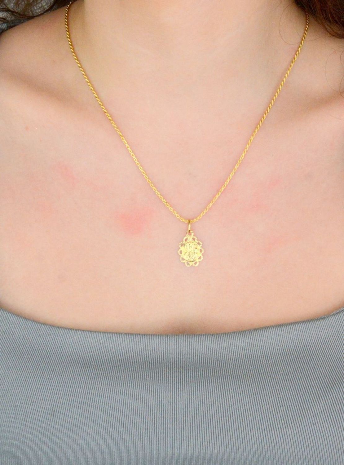 Zawieszka złota medalik próba 585, DIA-ZAW-12619-585  Złoty wisiorek medalik, wykonany z żółtego złota. Biżuteria sakralna. Wisiorek wykonany z największą starannością i dbałością o szczegóły..jpg