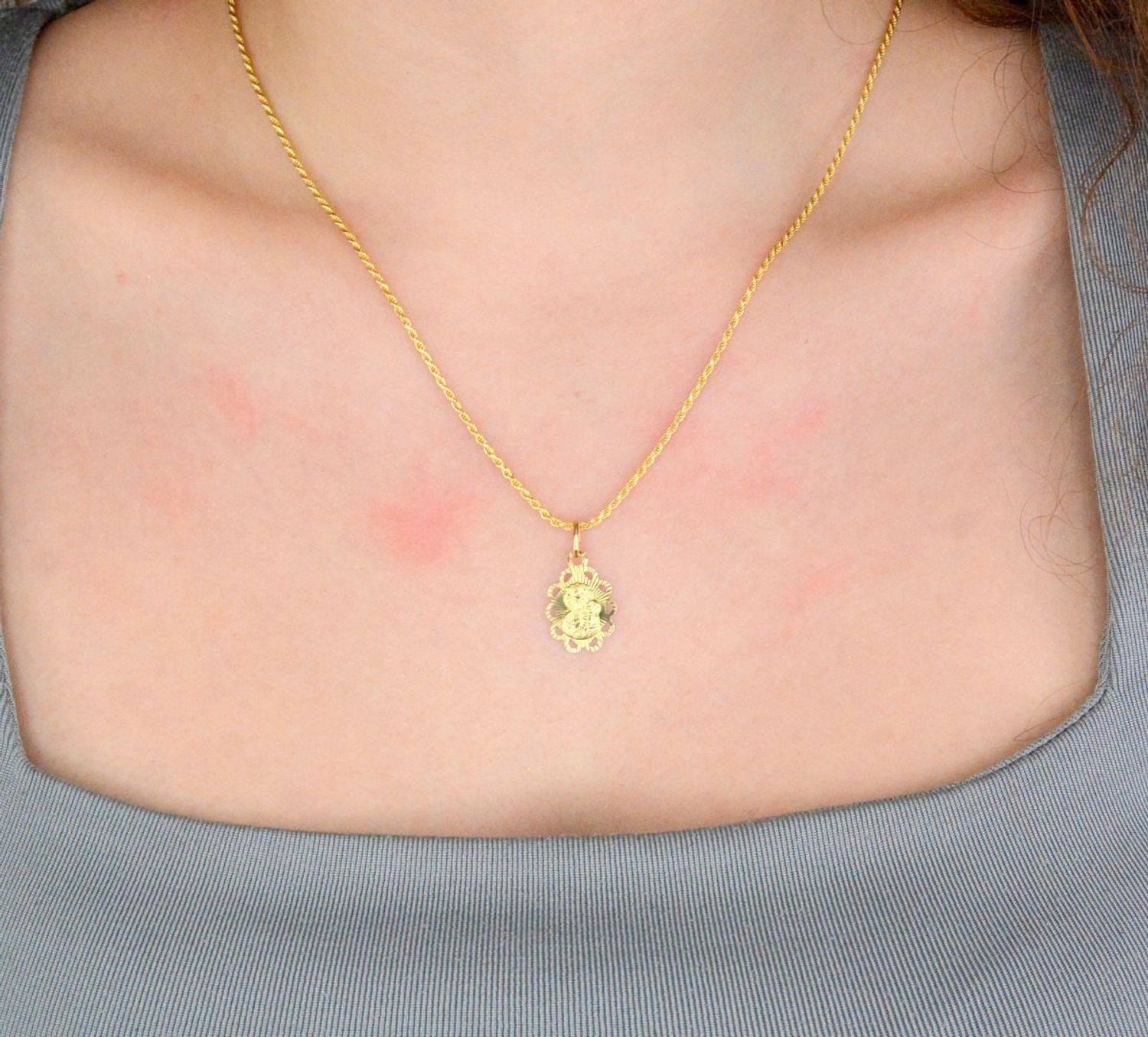 Zawieszka złota medalik próba 585, DIA-ZAW-12619-585  Złoty wisiorek medalik, wykonany z żółtego złota. Biżuteria sakralna. Wisiorek wykonany z największą starannością i dbałością o szczegóły..jpg