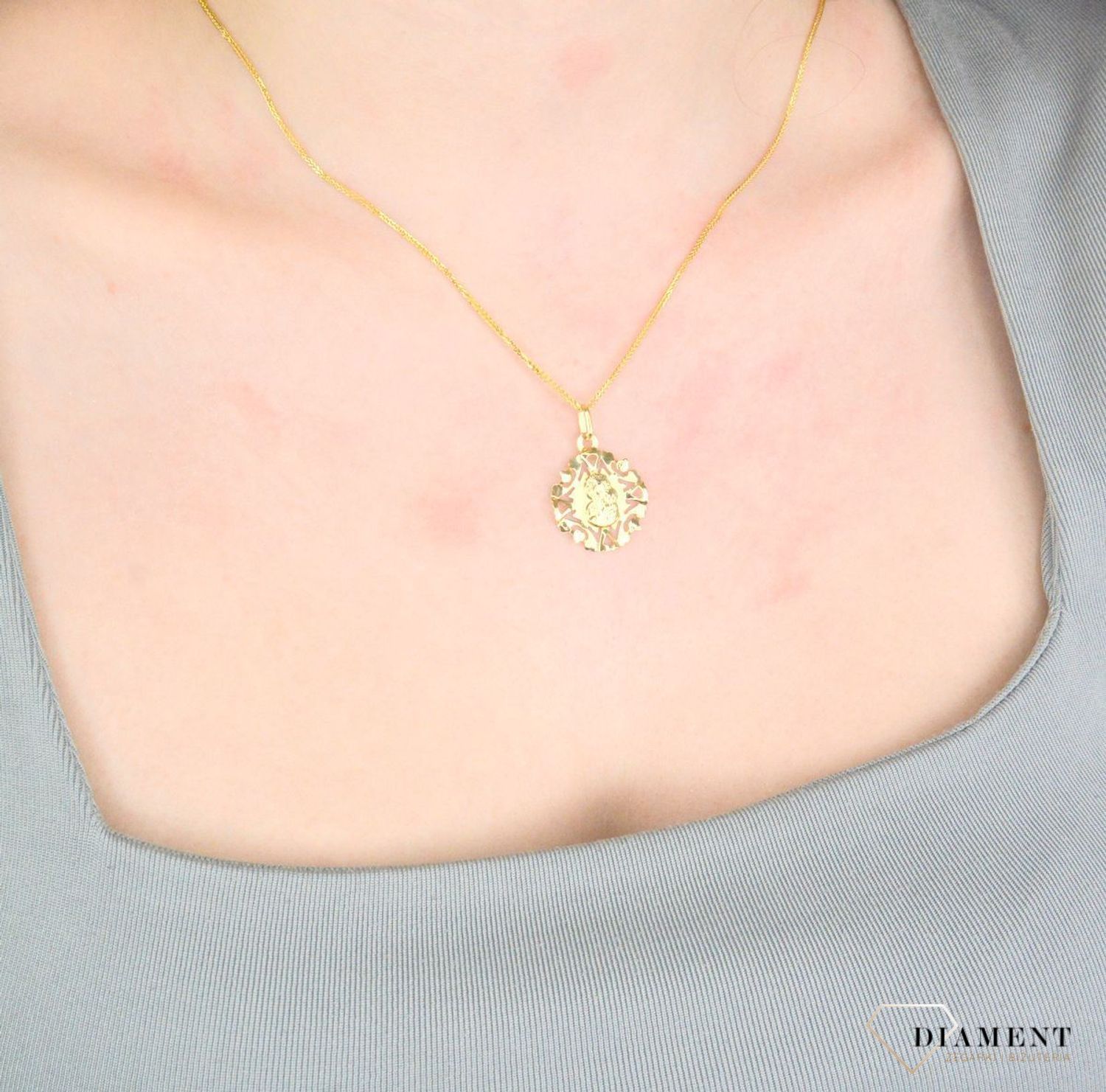 Zawieszka złota medalik Matka Boska Częstochowska próba 585, DIA-ZAW-12620-585 Złoty wisiorek medalik, wykonany z żółtego złota. Biżuteria sakralna. Wisiorek wykonany z największą starannością i.jpg