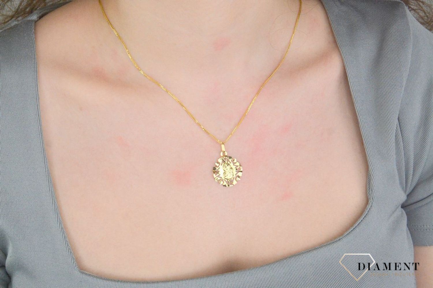 Zawieszka złota medalik Matka Boska Częstochowska próba 585, DIA-ZAW-12620-585 Złoty wisiorek medalik, wykonany z żółtego złota. Biżuteria sakralna. Wisiorek wykonany z największą starannością i.jpg