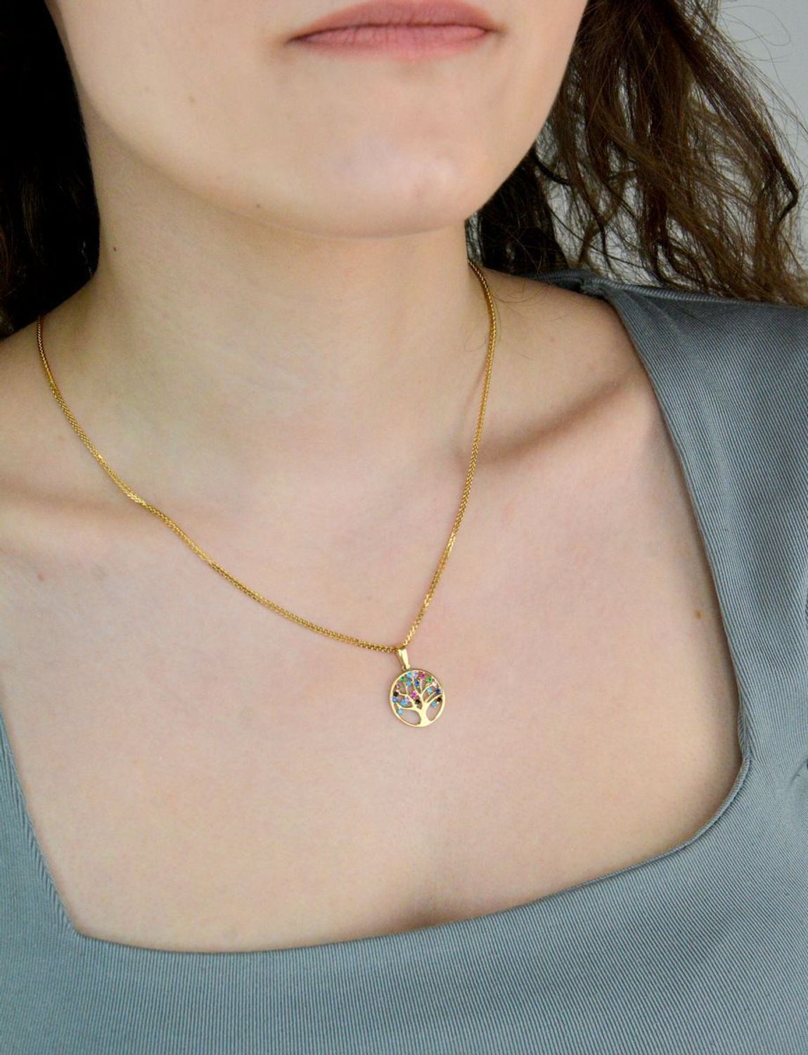 Zawieszka złota drzewko w cyrkonie próba 585, DIA-ZAW-12673-585 Wisiorek został wykonany z wysokiej jakości złota próby 585. Złoto to jeden z najpopularniejszych kruszców1.jpg