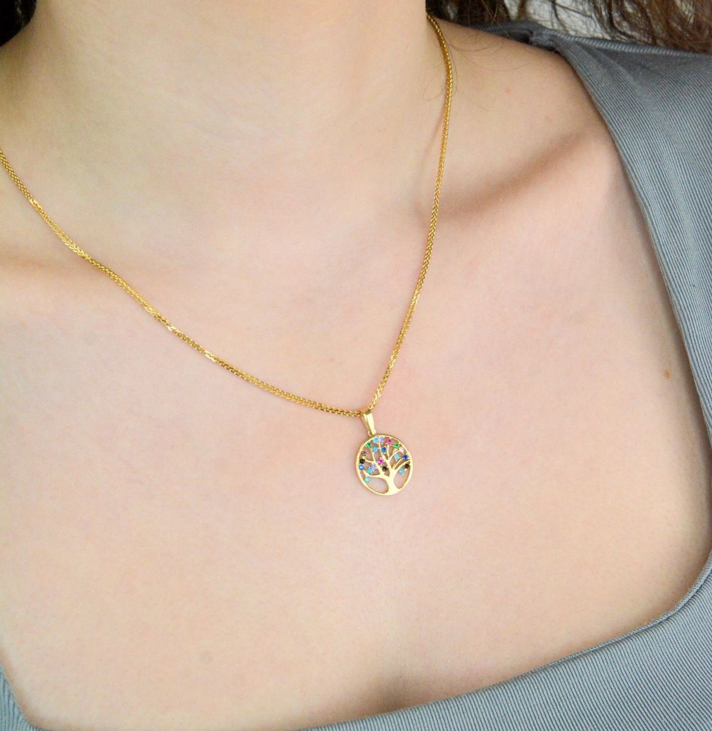 Zawieszka złota drzewko w cyrkonie próba 585, DIA-ZAW-12673-585 Wisiorek został wykonany z wysokiej jakości złota próby 585. Złoto to jeden z najpopularniejszych kruszców1.jpg