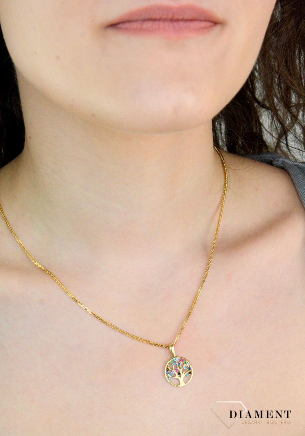 Zawieszka złota drzewko w cyrkonie próba 585, DIA-ZAW-12673-585 Wisiorek został wykonany z wysokiej jakości złota próby 585. Złoto to jeden z najpopularniejszych kruszców1.jpg
