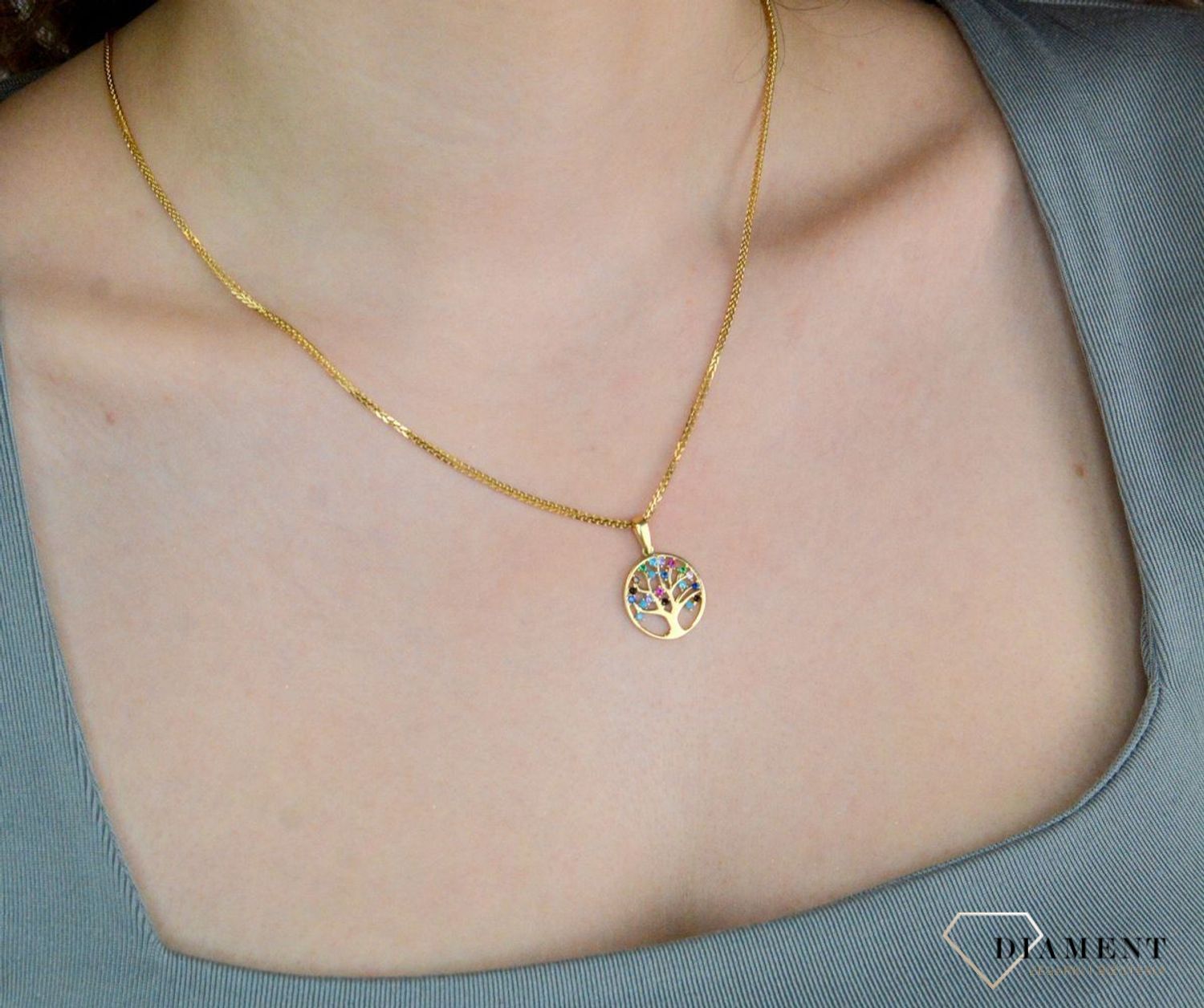 Zawieszka złota drzewko w cyrkonie próba 585, DIA-ZAW-12673-585 Wisiorek został wykonany z wysokiej jakości złota próby 585. Złoto to jeden z najpopularniejszych kruszców1.jpg