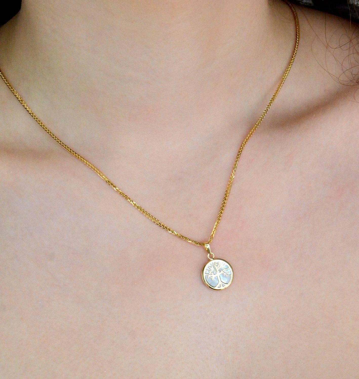 Zawieszka złota masa perłowa z drzewkiem próba 585, DIA-ZAW-12674-585 Wisiorek został wykonany z wysokiej jakości złota próby 585. Złoto to jeden z najpopularniejszych kruszców, 1.jpg