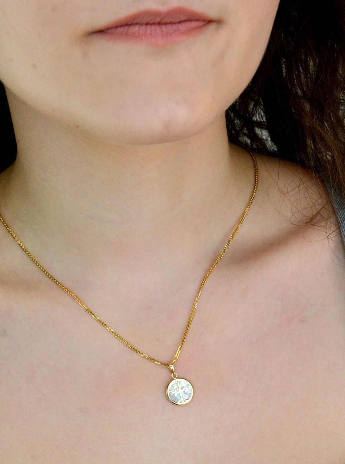 Zawieszka złota masa perłowa z drzewkiem próba 585, DIA-ZAW-12674-585 Wisiorek został wykonany z wysokiej jakości złota próby 585. Złoto to jeden z najpopularniejszych kruszców, 1.jpg