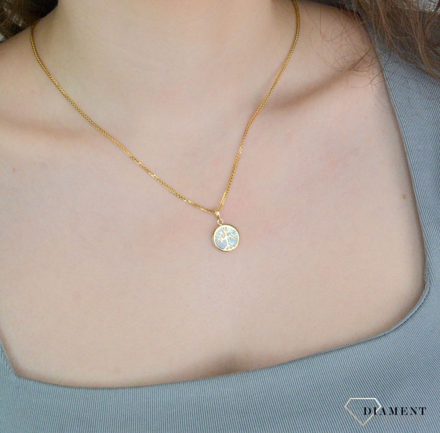 Zawieszka złota masa perłowa z drzewkiem próba 585, DIA-ZAW-12674-585 Wisiorek został wykonany z wysokiej jakości złota próby 585. Złoto to jeden z najpopularniejszych kruszców, 1.jpg