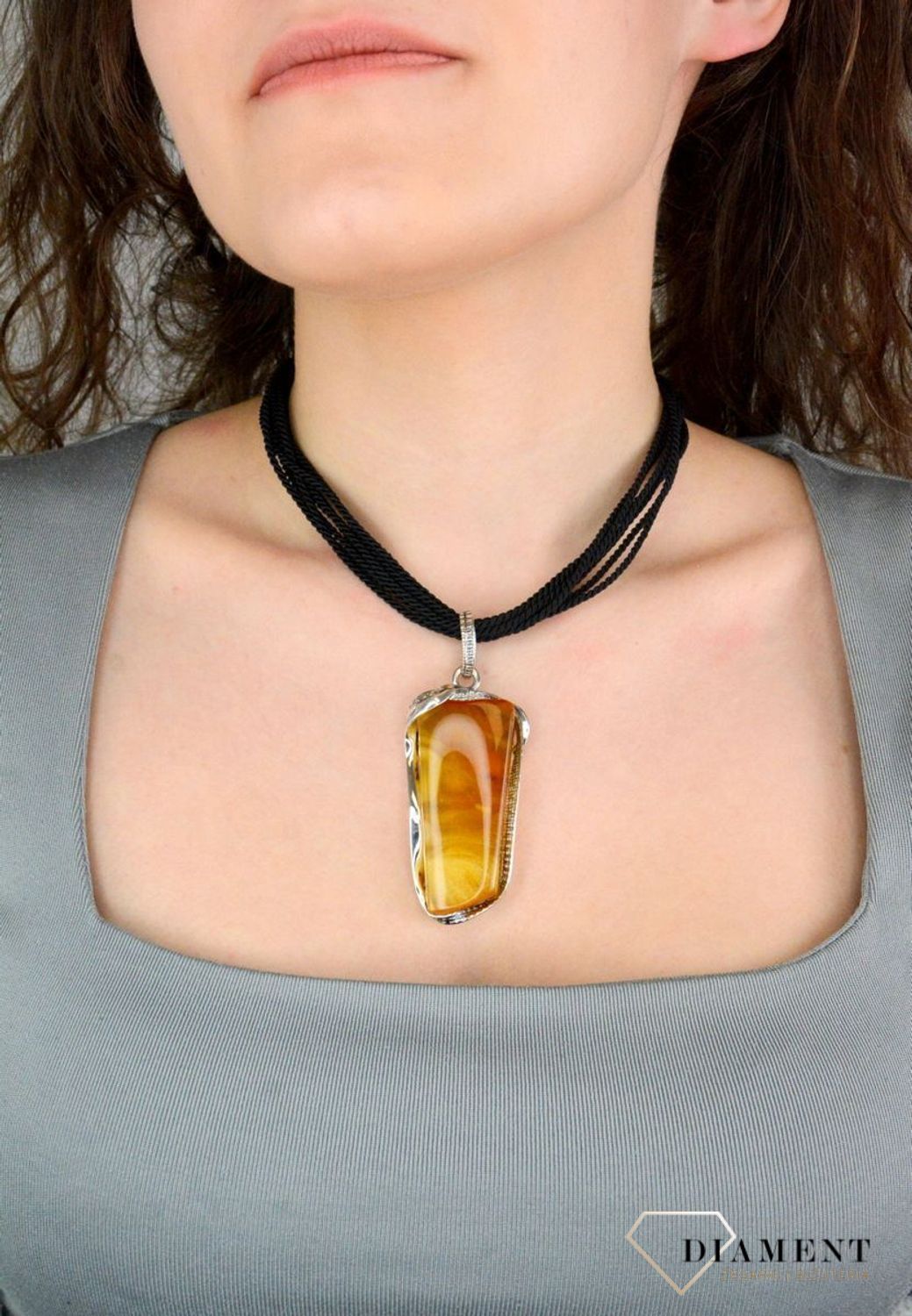 Zawieszka srebrna duży bursztyn pr 925, DIA-ZAW-12729-925 srebrna zawieszka bursztyn bałtycki  to propozycja od Sklepu Jubilerskiego Diament. Bursztyn osadzony1.jpg