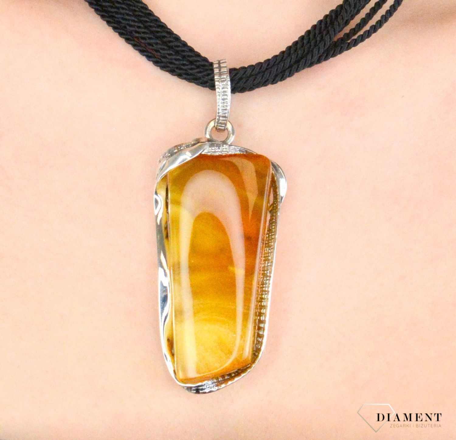 Zawieszka srebrna duży bursztyn pr 925, DIA-ZAW-12729-925 srebrna zawieszka bursztyn bałtycki  to propozycja od Sklepu Jubilerskiego Diament. Bursztyn osadzony1.jpg