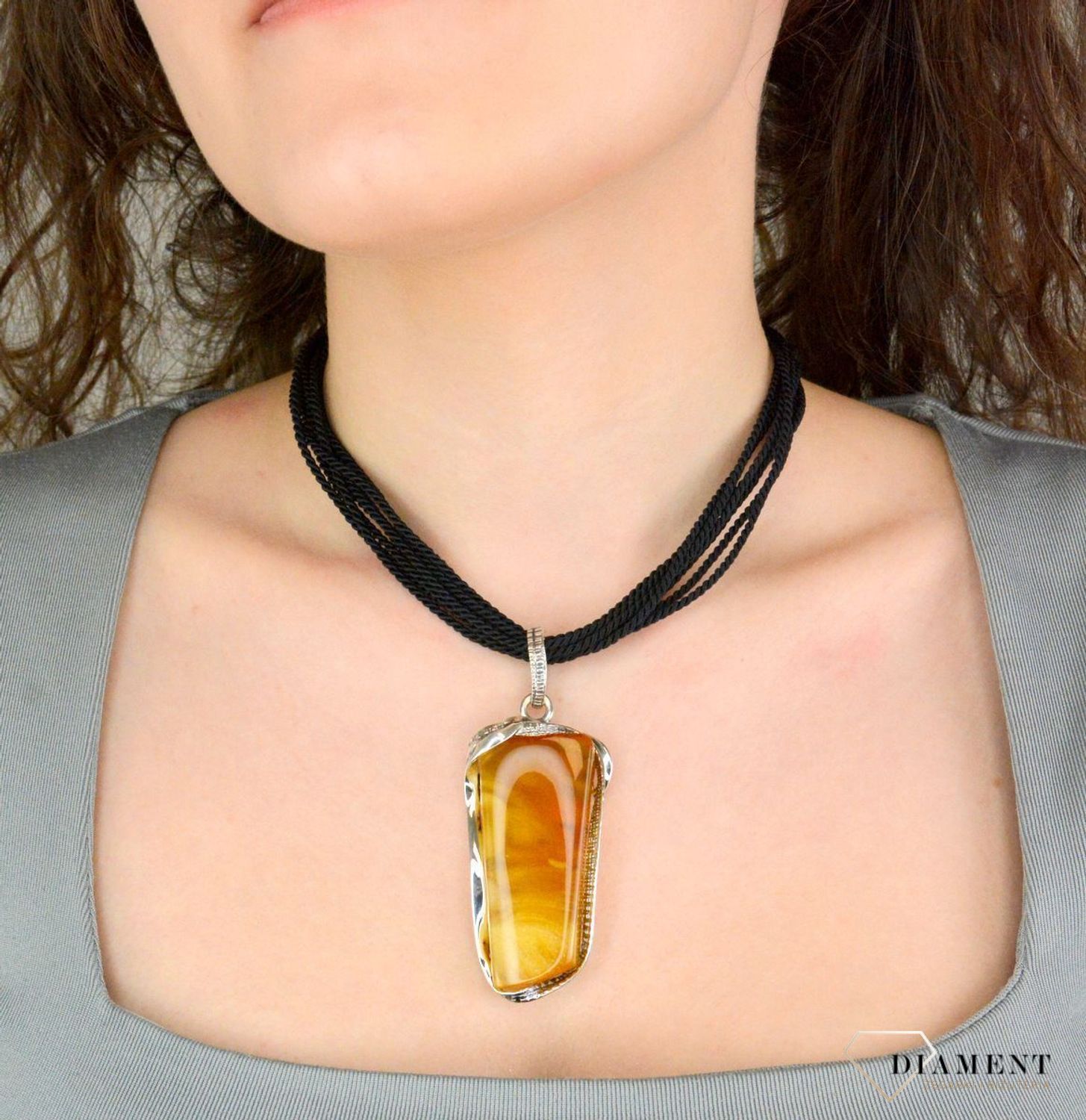 Zawieszka srebrna duży bursztyn pr 925, DIA-ZAW-12729-925 srebrna zawieszka bursztyn bałtycki  to propozycja od Sklepu Jubilerskiego Diament. Bursztyn osadzony1.jpg