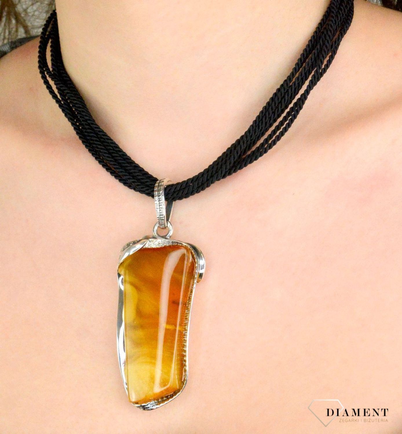 Zawieszka srebrna duży bursztyn pr 925, DIA-ZAW-12729-925 srebrna zawieszka bursztyn bałtycki  to propozycja od Sklepu Jubilerskiego Diament. Bursztyn osadzony1.jpg