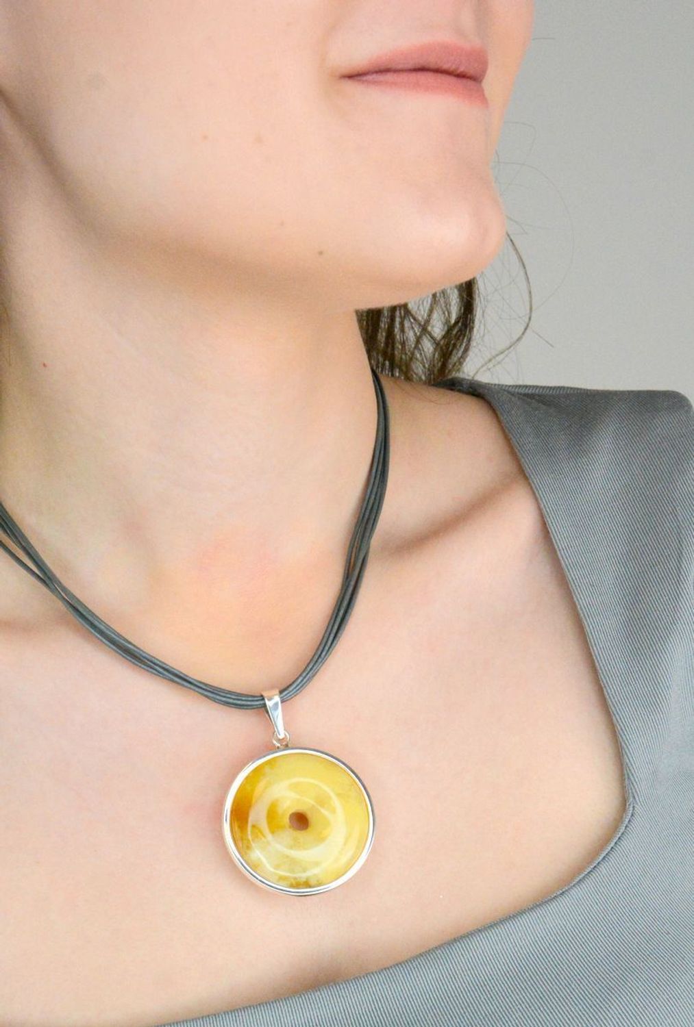 Zawieszka srebrna bursztyn bałtycki okrągły pr 925, DIA-ZAW-12730-925 Srebrna zawieszka bursztyn bałtycki w okrągłym kształcie to propozycja od Sklepu Jubilerskiego Diament.1.jpg