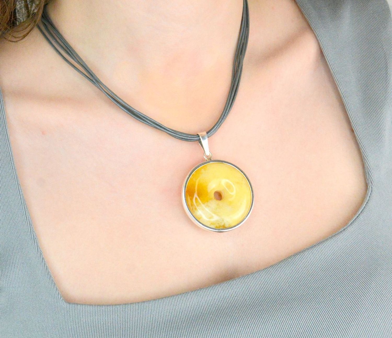 Zawieszka srebrna bursztyn bałtycki okrągły pr 925, DIA-ZAW-12730-925 Srebrna zawieszka bursztyn bałtycki w okrągłym kształcie to propozycja od Sklepu Jubilerskiego Diament.1.jpg