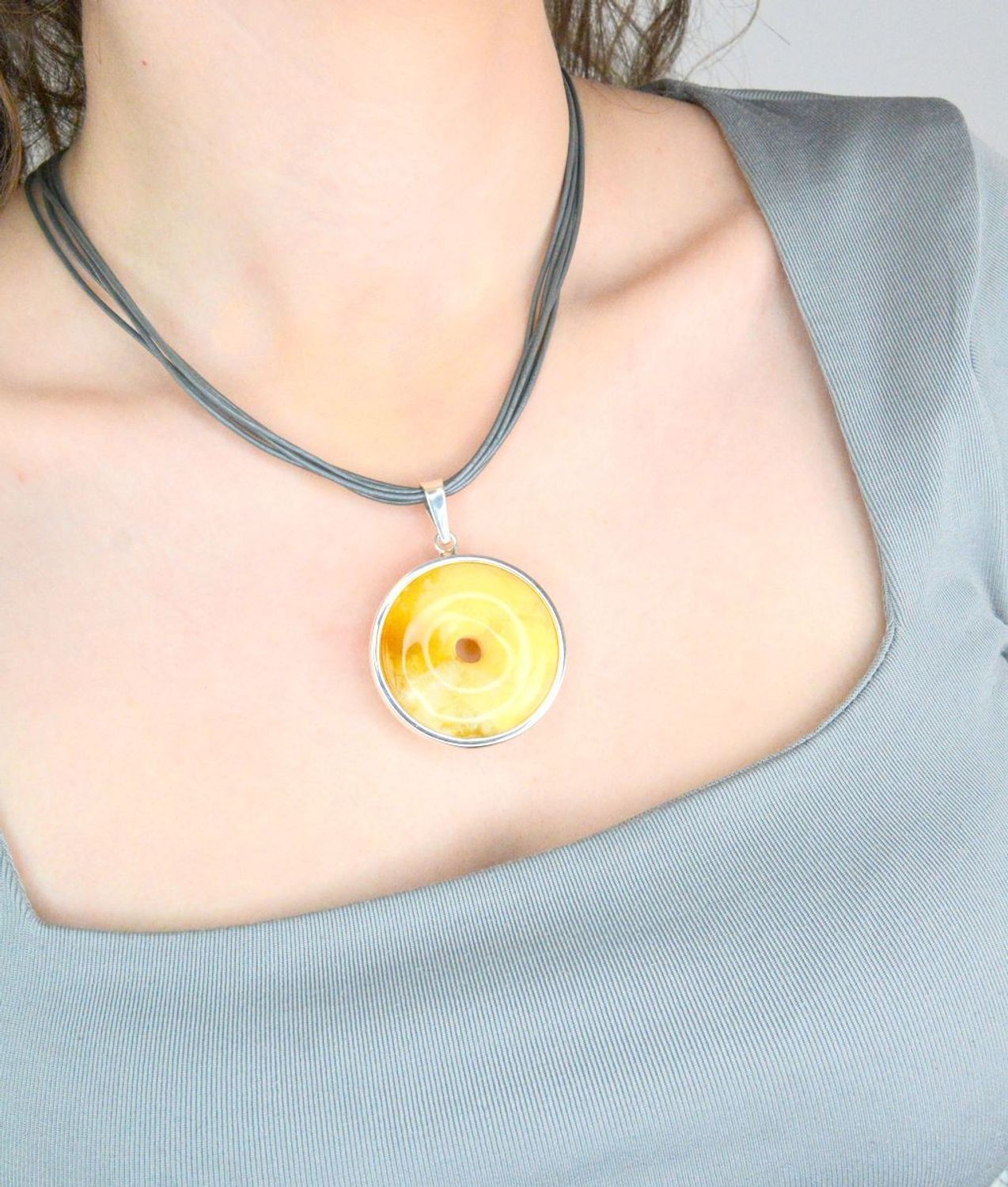 Zawieszka srebrna bursztyn bałtycki okrągły pr 925, DIA-ZAW-12730-925 Srebrna zawieszka bursztyn bałtycki w okrągłym kształcie to propozycja od Sklepu Jubilerskiego Diament.1.jpg