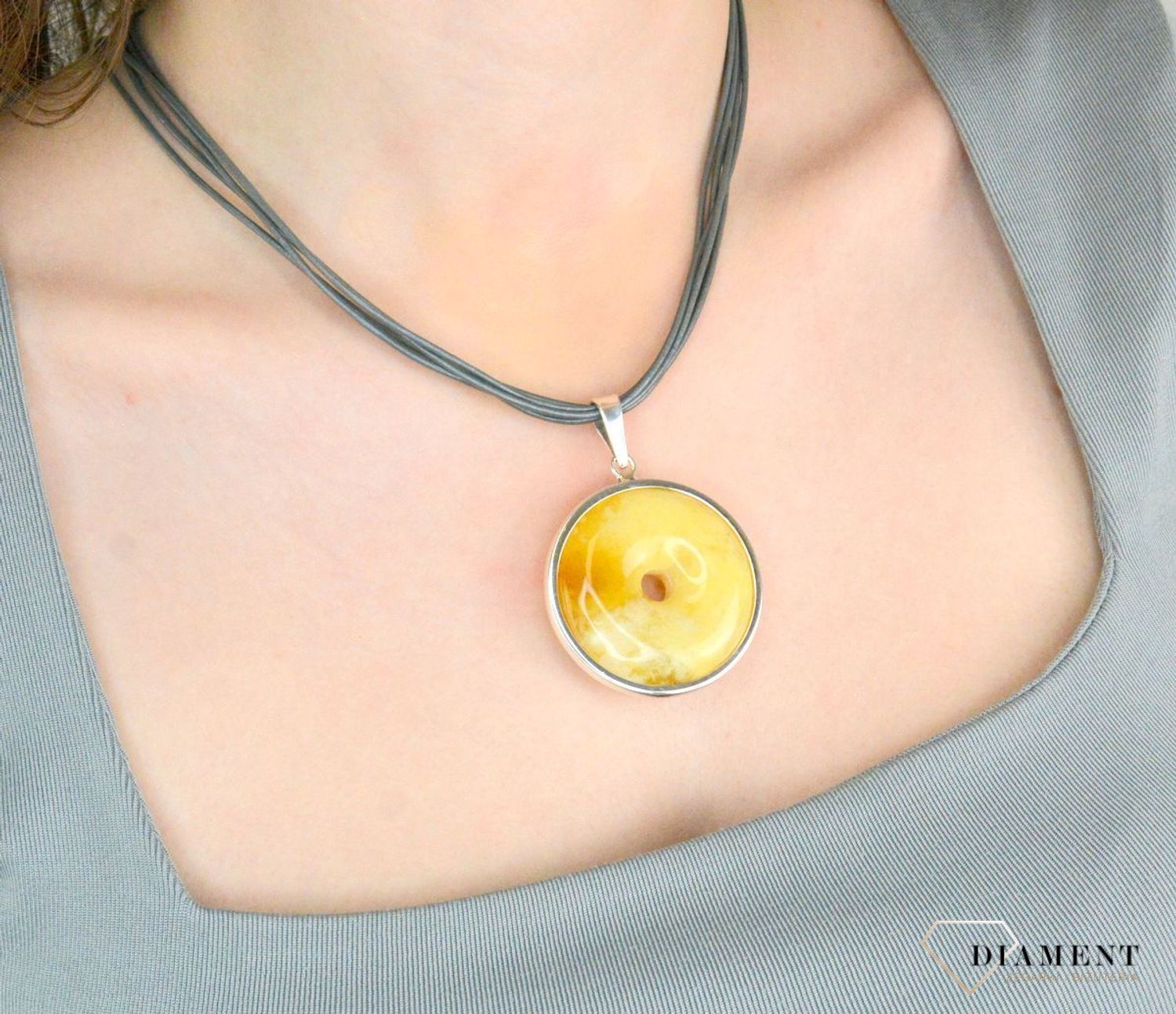 Zawieszka srebrna bursztyn bałtycki okrągły pr 925, DIA-ZAW-12730-925 Srebrna zawieszka bursztyn bałtycki w okrągłym kształcie to propozycja od Sklepu Jubilerskiego Diament.1.jpg